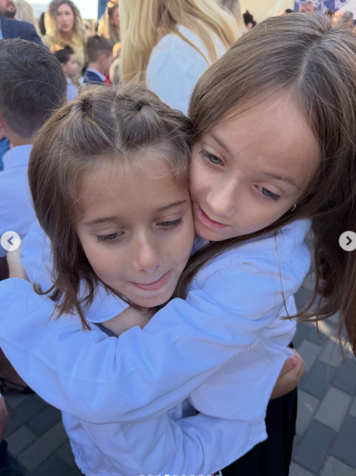 Imagini cu fetițele Gabrielei Cristea în prima zi de școală. Emoții mari pentru vedetă și soțul ei, Tavi Clonda. „M-am surprins cu inima strânsă”