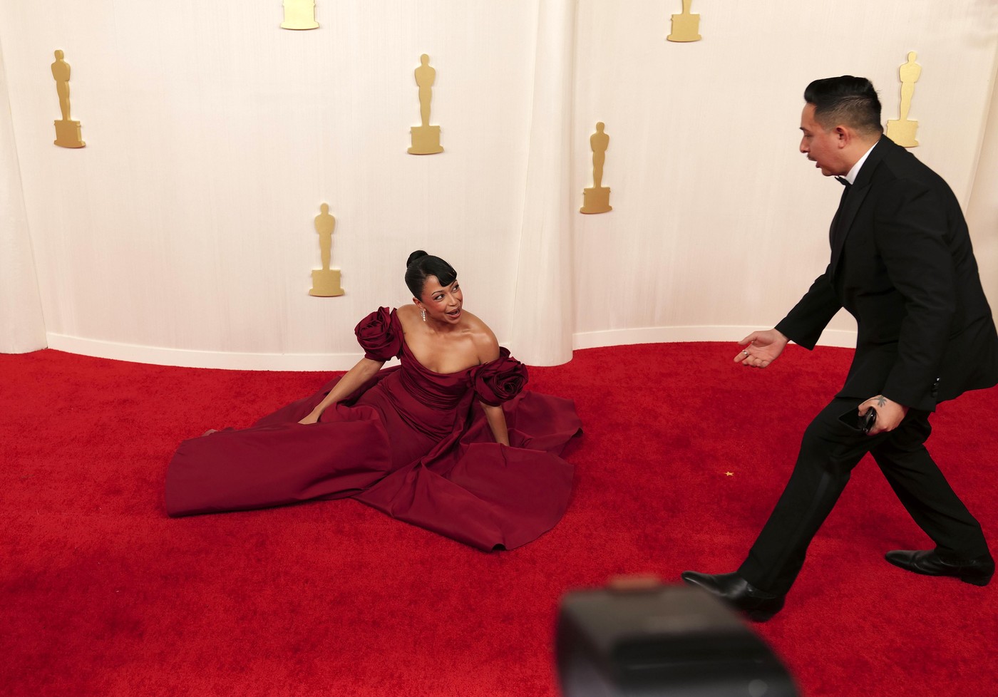 Actrița care a căzut pe covorul roșu de la Oscar 2024. Iată momentul în care Liza Koshy se împiedică din cauza rochiei | VIDEO