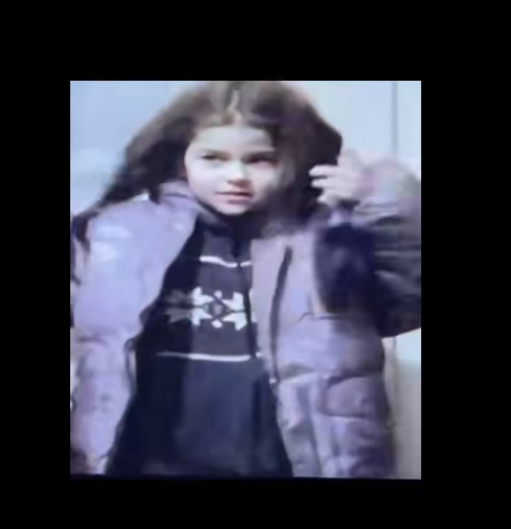 Imagini nevăzute până acum cu Theo Rose în copilărie. Unchiul ei râdea de ea: „Ce urâtă, ce boccie! Theodora, ești frumoasă?”