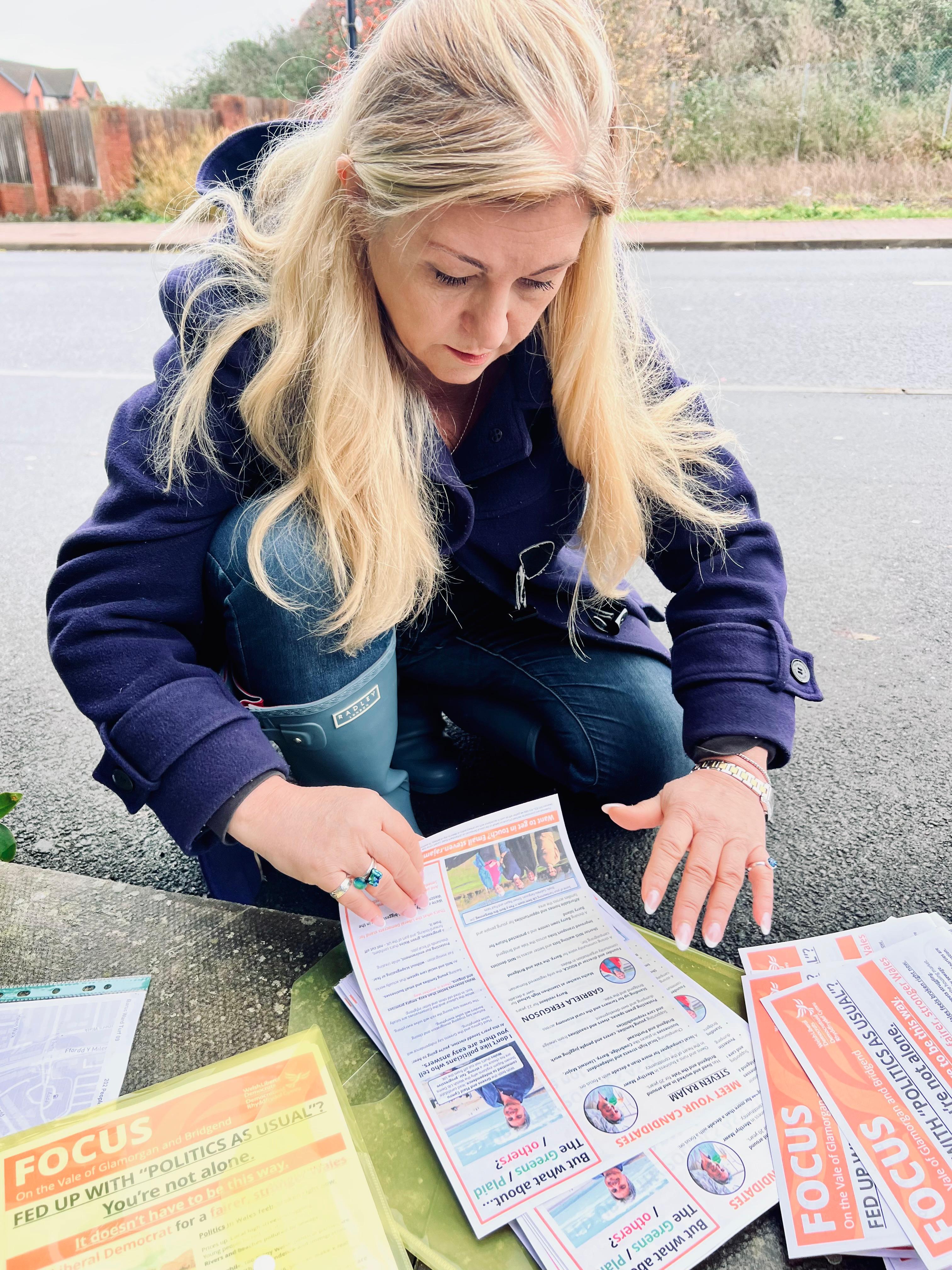Doi români, profesori de matematică, și-au depus candidatura pentru Parlamentul Țării Galilor și Consiliul Local Newcastle. Cum funcționează relația candidat-alegător în țările lor de adopție 