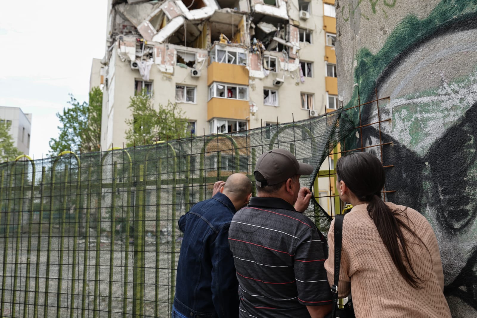 Locatarii blocului care a explodat în Rahova acum 6 luni sunt disperați: „Nimeni nu ne ajută. Venim ca proștii pe aici, ne uităm și plecăm”