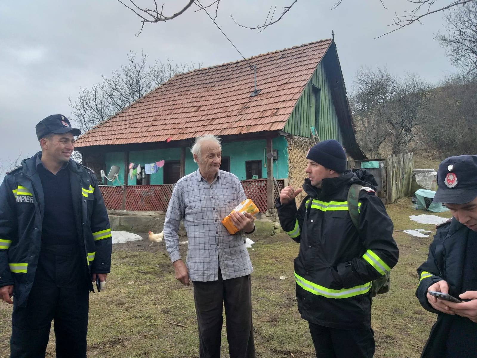 Ajutor nesperat pentru bătrânii din satele risipite din Munții Apuseni. Pompierii le-au adus în ranițe mâncare și apă / FOTO