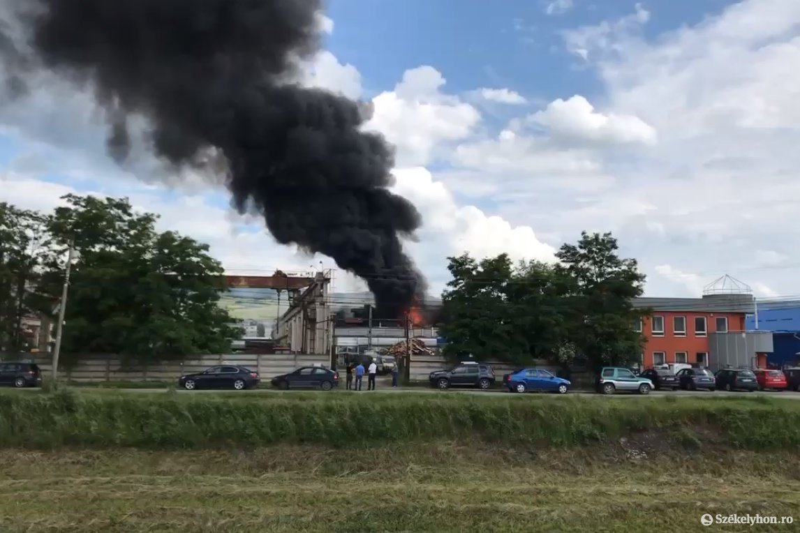 Incendiu la un depozit din Harghita, soldat cu doi răniți. A fost activat sistemul Ro-Alert (FOTO & VIDEO)