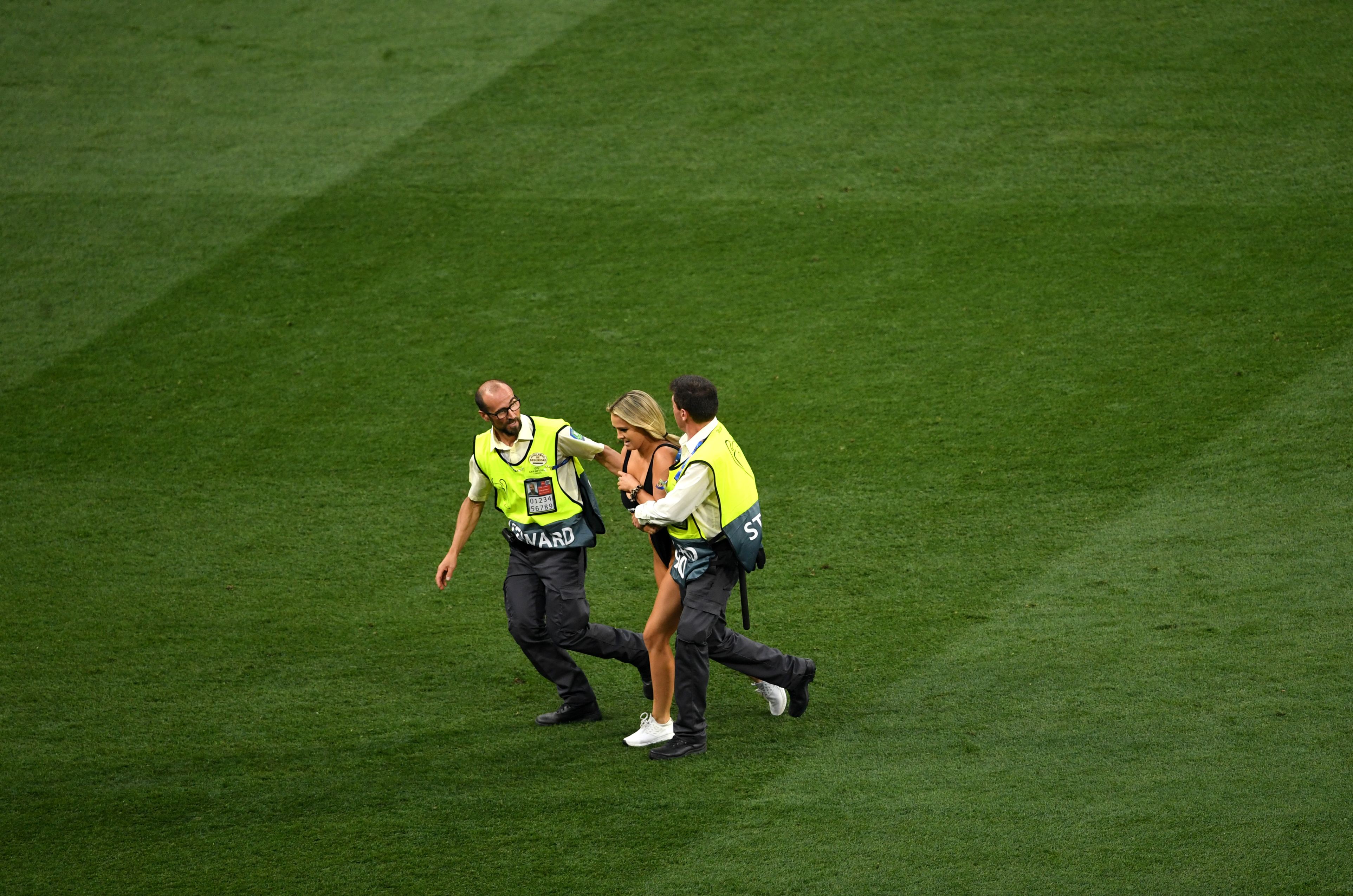 FOTO&VIDEO/ Incident în timpul finalei Tottenham - Liverpool. O tânără a intrat pe teren în costum de baie! Ce mesaj avea scris pe ea
