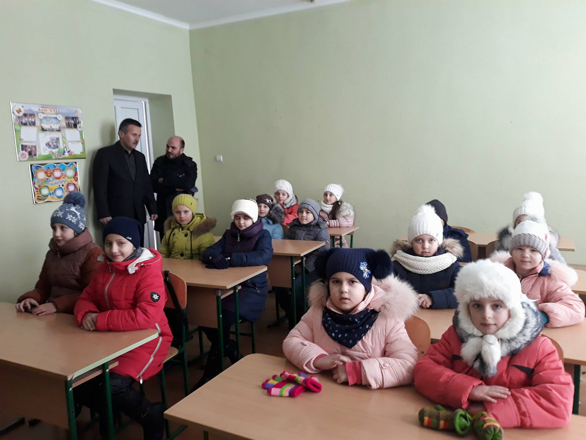 Profesori din Bacău au dus cărți la școlile românești din Cernăuți. De ce sunt școlile românești păzite de jandarmi