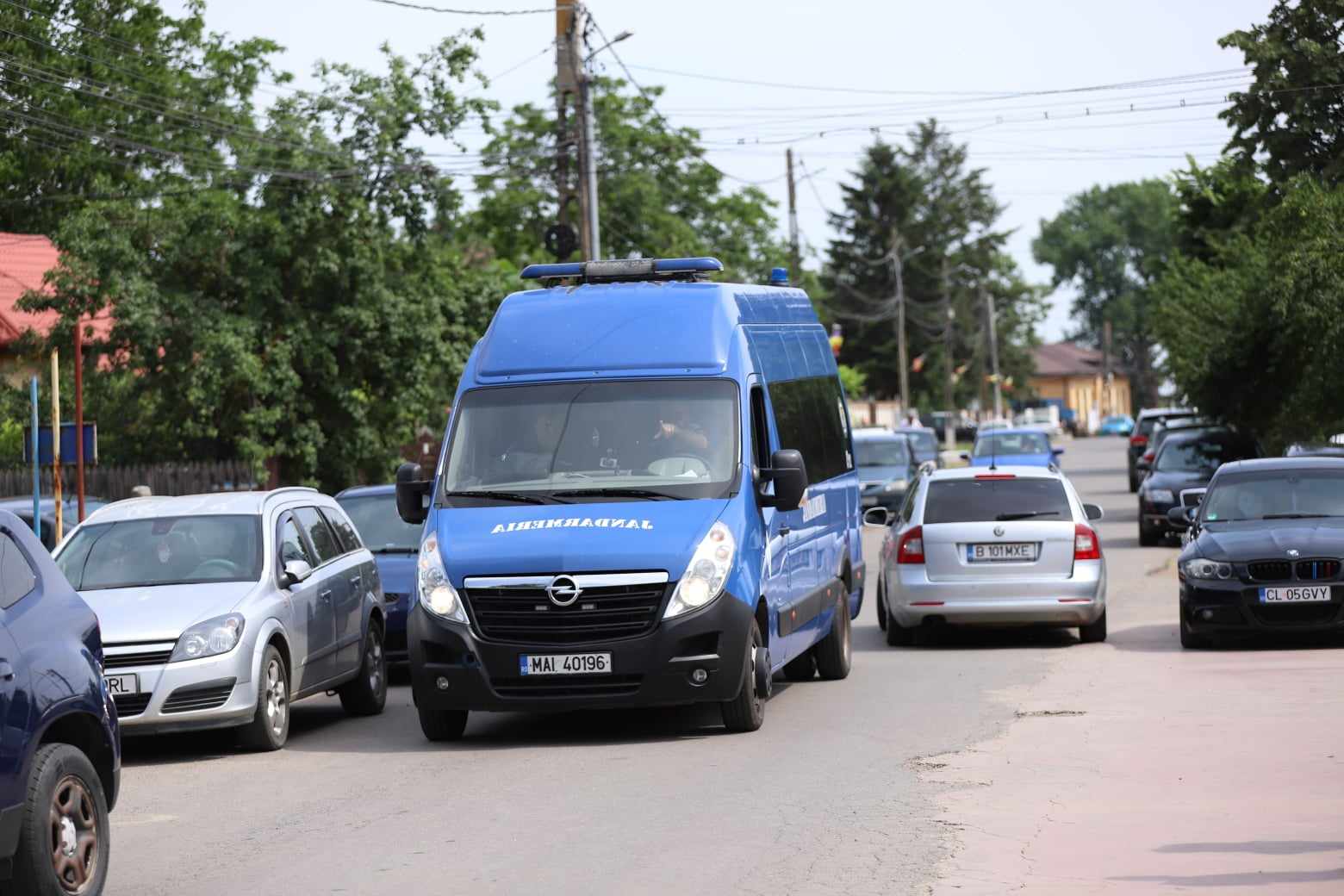 ALEGERI 2024. Secția de votare din Belciugatele, Călărași, păzită de jandarmi și polițiști, după bătaia dintre PSD și PNL de săptămâna trecută. „50 de porții de mici și o friptură la doi oameni”
