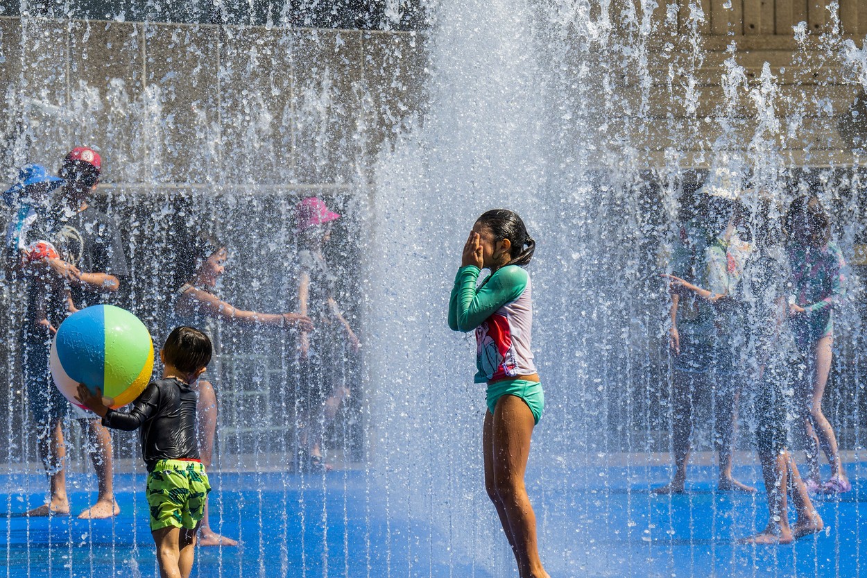 Marea Britanie se topește la peste 40 de grade Celsius. Cum și-au petrecut englezii ziua cu cele mai mari temperaturi din istorie