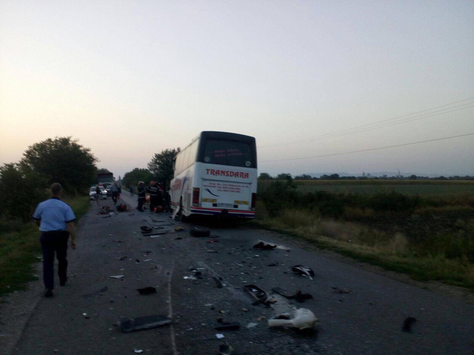 UPDATE: Doi morți și 10 răniți într-un accident în județul Arad. Cum s-a întâmplat nenorocirea
