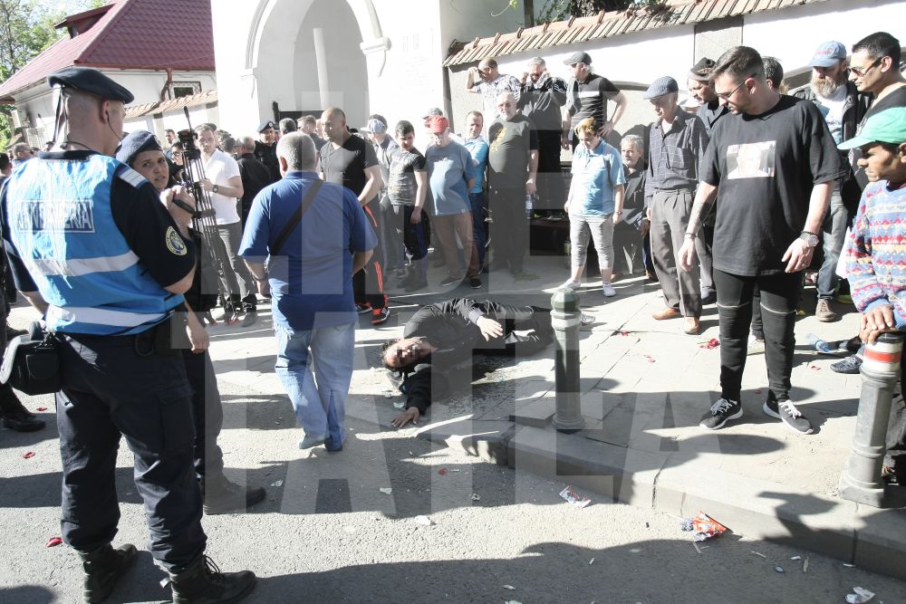 Fane Spoitoru a fost condus pe ultimul drum ca un rege. Înmormântare cu incidente. Un bărbat a fost scos cu forța din cimitir și pus la pământ / GALERIE FOTO + VIDEO