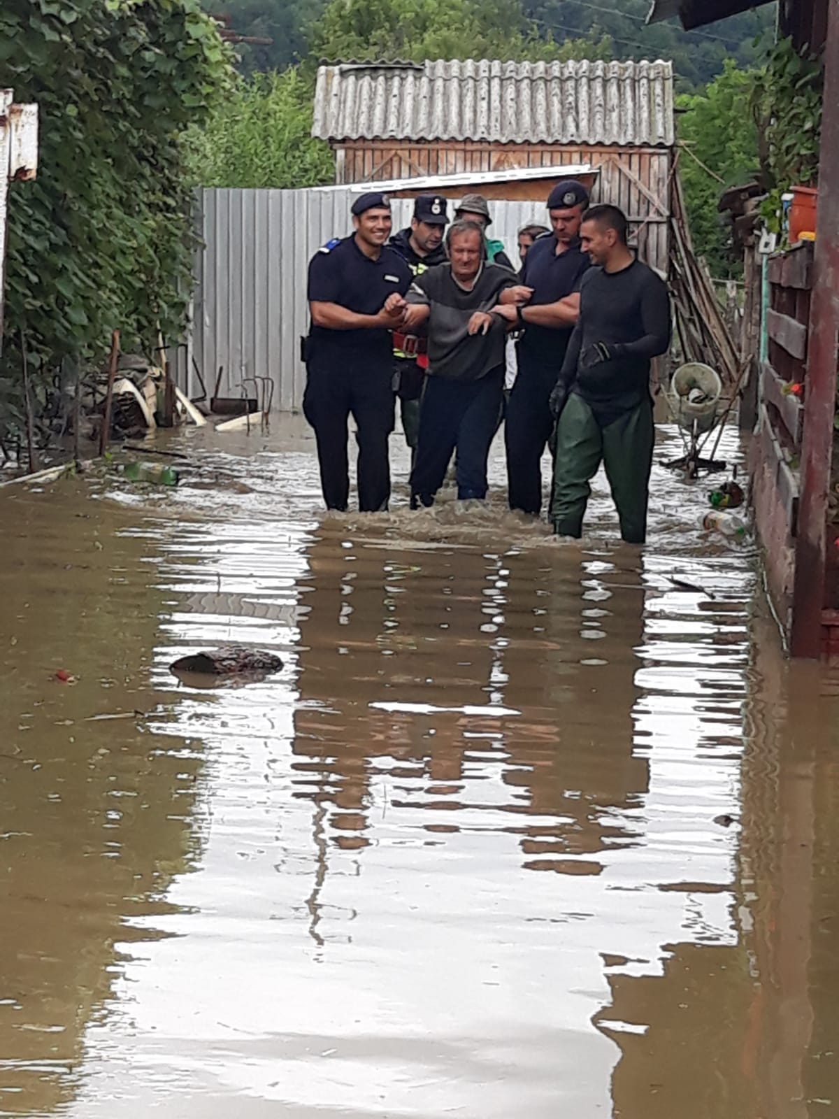 Aproape 70 de oameni au fost evacuați de jandarmi din case în Băbeni, Vâlcea. Râul Bistrița a ieșit din matcă / FOTO