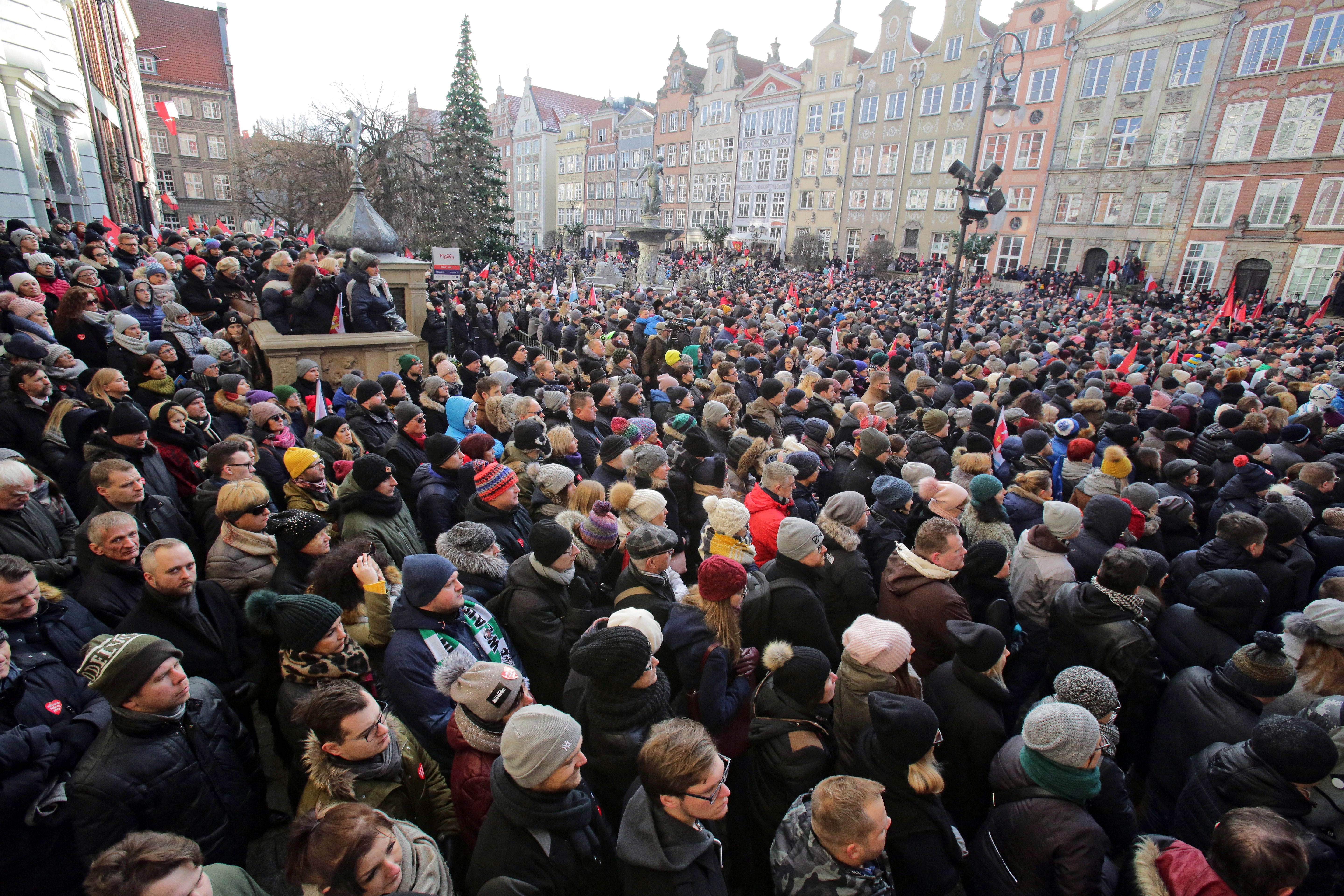 GALERIE FOTO: Zeci de mii de oameni l-au condus pe ultimul drum pe primarul din Gdansk, înjunghiat pe scenă, în timpul unui eveniment