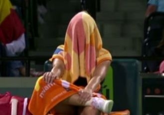 Darren Cahill râde de Simona Halep! ^Jucătoarea noastră a repetat gestul pe care-l face atunci când îi este greu / GALERIE FOTO