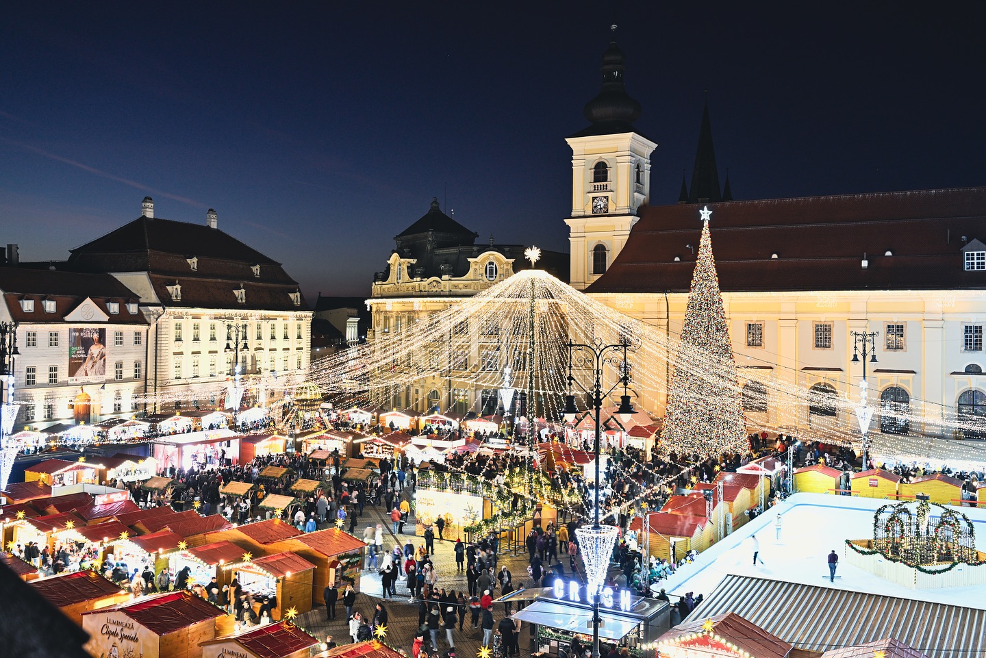 Târgul de Crăciun Sibiu 2025. Peste 100 de căsuțe cu delicii gastronomice, o roată panoramică de 22 de metri și Atelierul lui Moș Crăciun vă așteaptă în centrul orașului