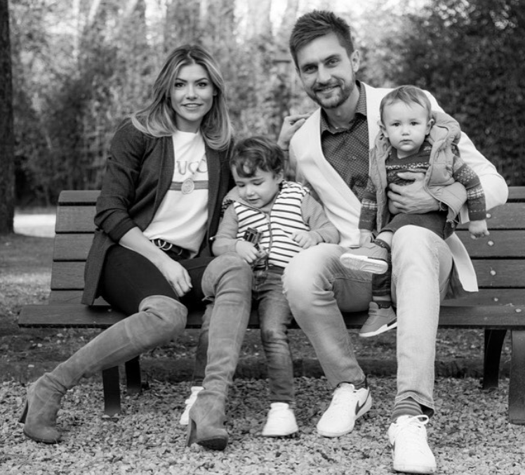 Familia Tătărușanu vă urează Sărbători fericite! Cum arată copiii și soția portarului de la Fiorentina