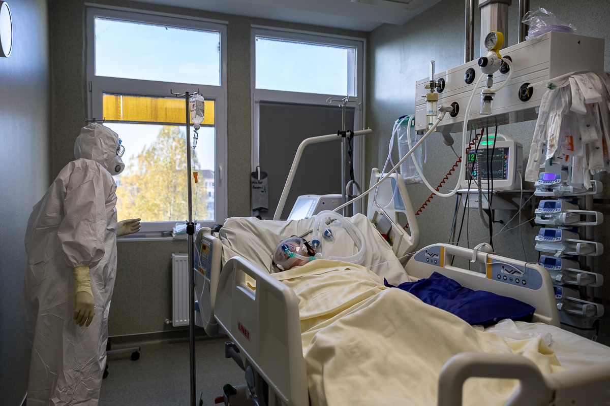 Reportaj în miezul coșmarului COVID. Medicii din ATI Oradea fac un apel disperat la compatrioții lor: „Parcă suntem două lumi”