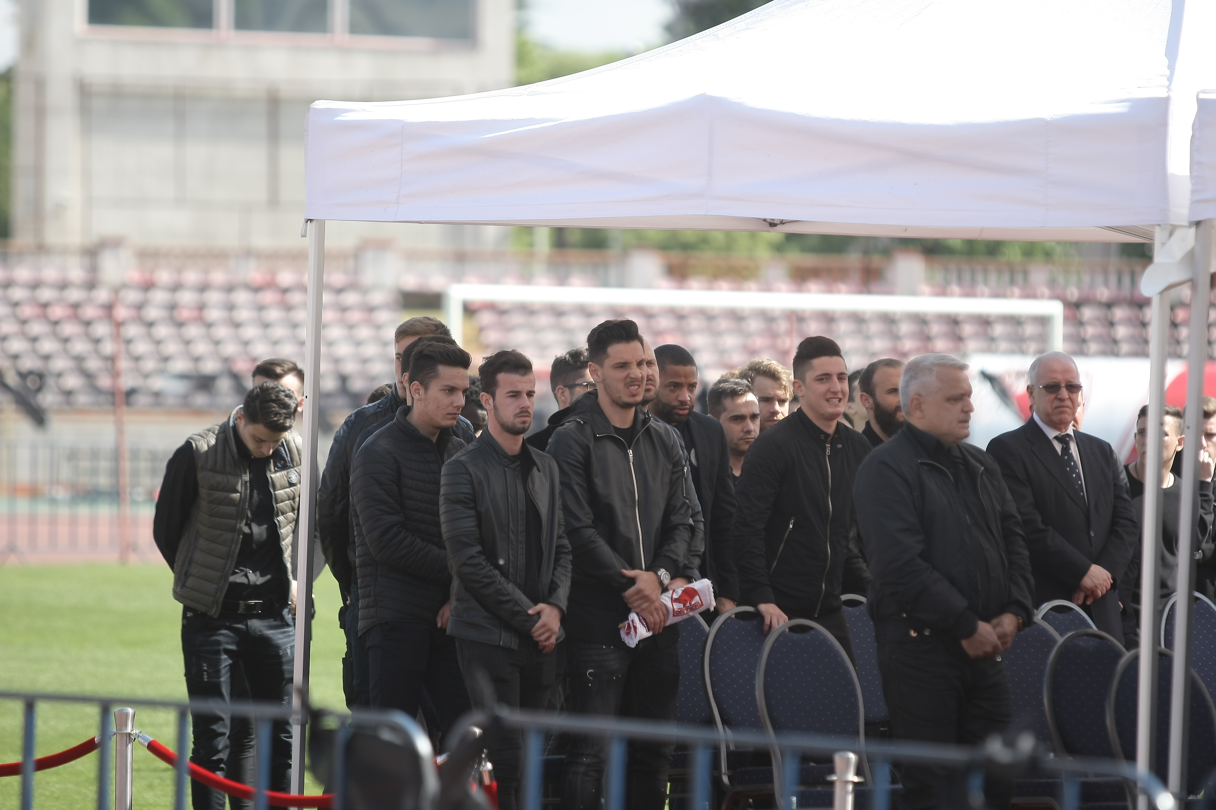 Sicriul cu trupul lui Patrick Ekeng, depus pe stadionul Dinamo. Soţia lui e împietrită de durere