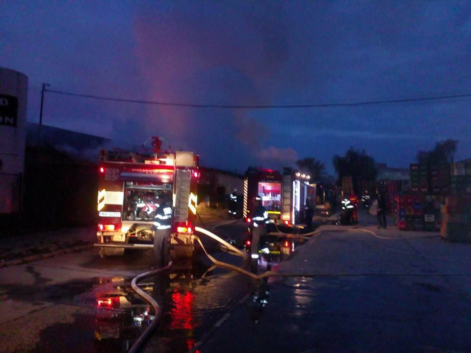 Incendiu la un depozit de electrocasnice din Iași. Arde o suprafață de 400 mp, iar pompierii intervin cu șase autospeciale