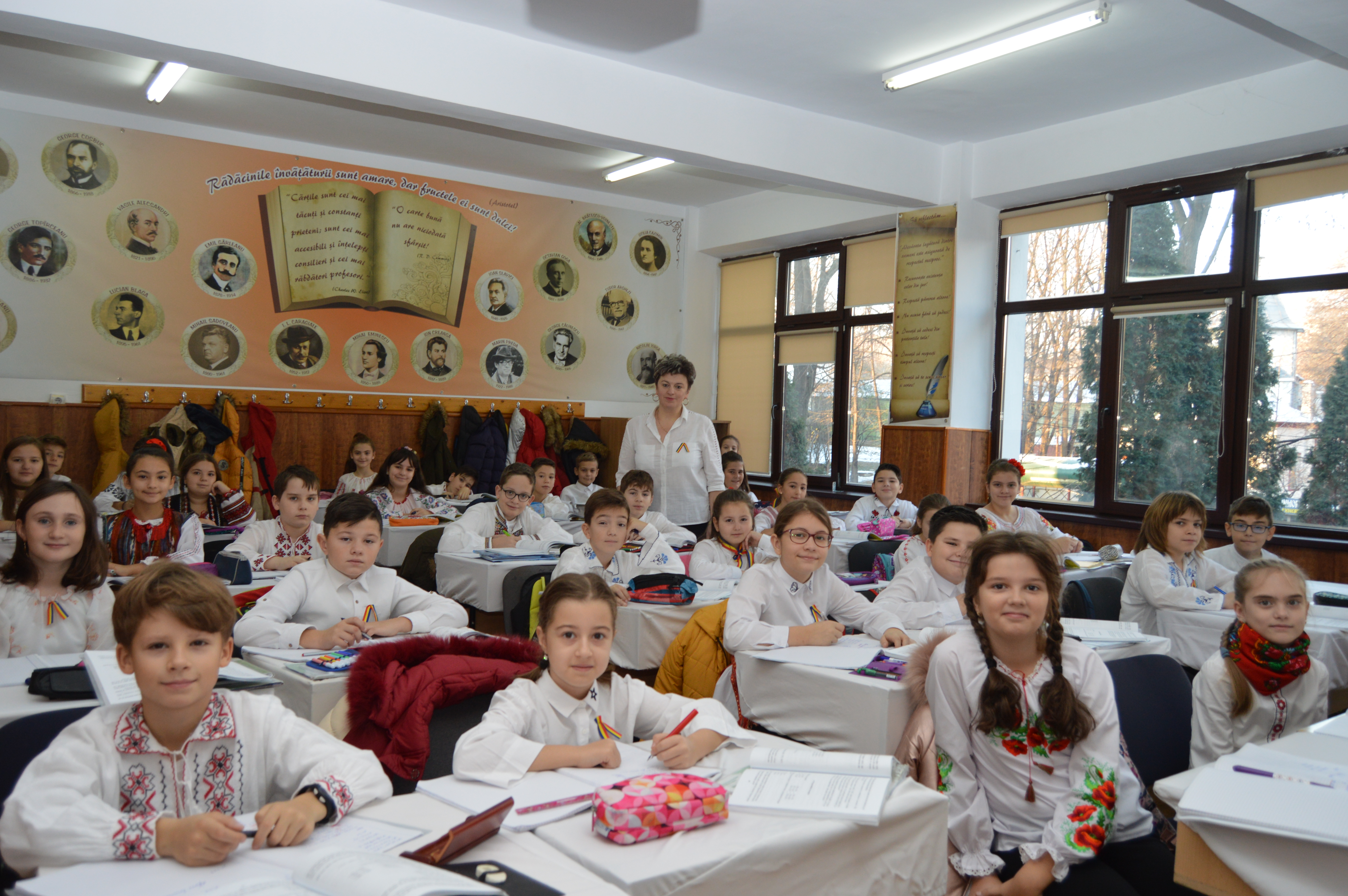GALERIE FOTO/ Zeci de mii de elevi și cadre didactice din județul Vaslui au îmbrăcat costumele naționale. Mobilizarea a fost fără precedent în istoria județului