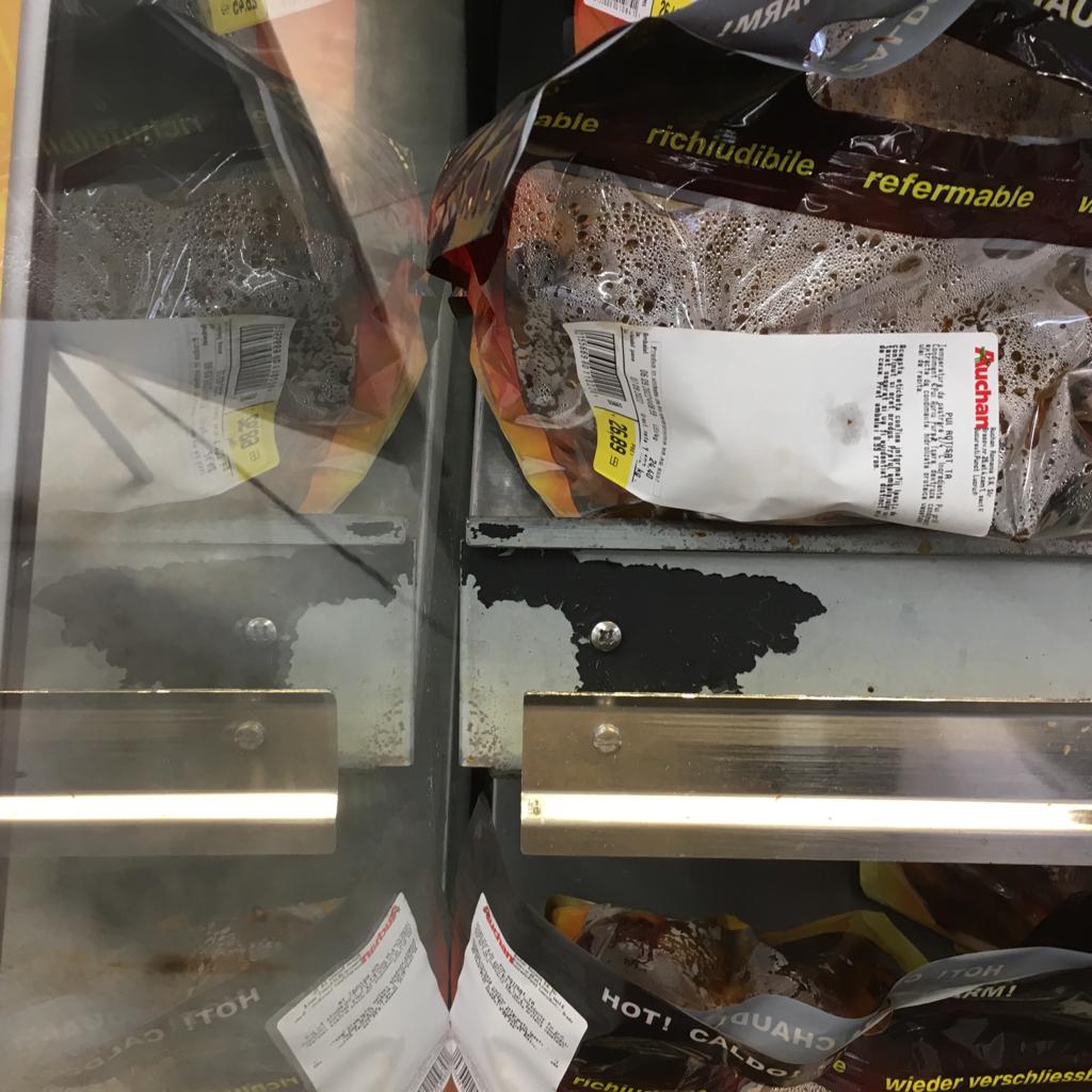 Zeci de magazine Auchan din toată ţara, amendate de ANPC din cauza mai multor probleme. 14 dintre ele au fost închise
