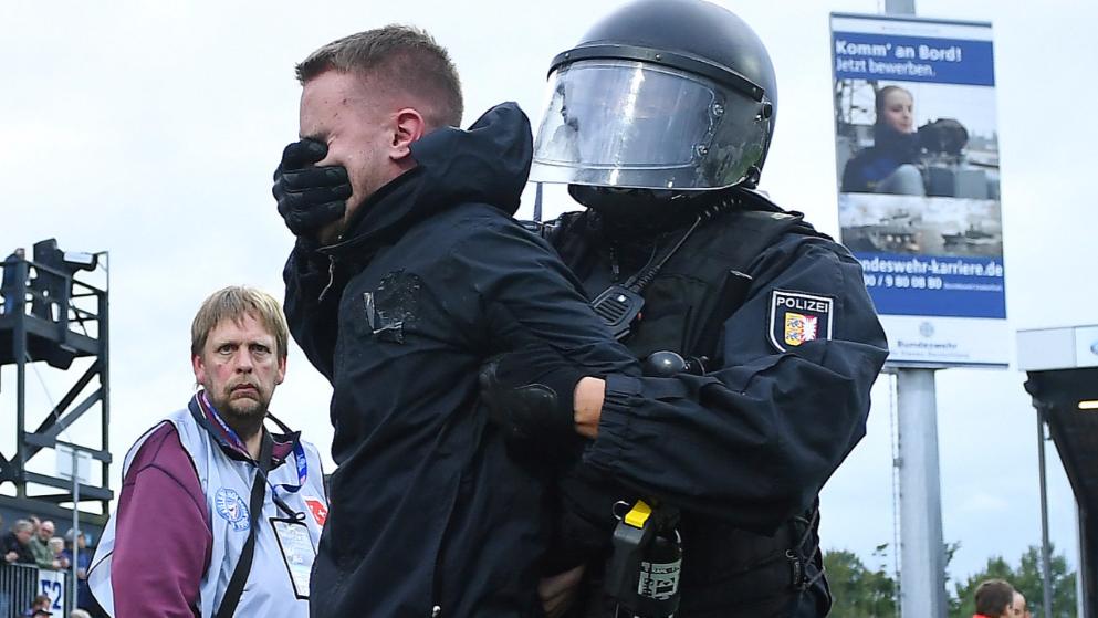 Imagini șocante înainte de meciul Kiel - St. Pauli. Huliganii au năvălit pe teren și s-au bătut cu forțele de ordine / FOTO&VIDEO