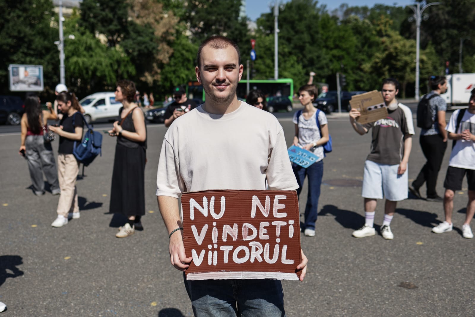Studenții din toată țara protestează față de reducerea burselor: „Nu vă atingeți de burse!”