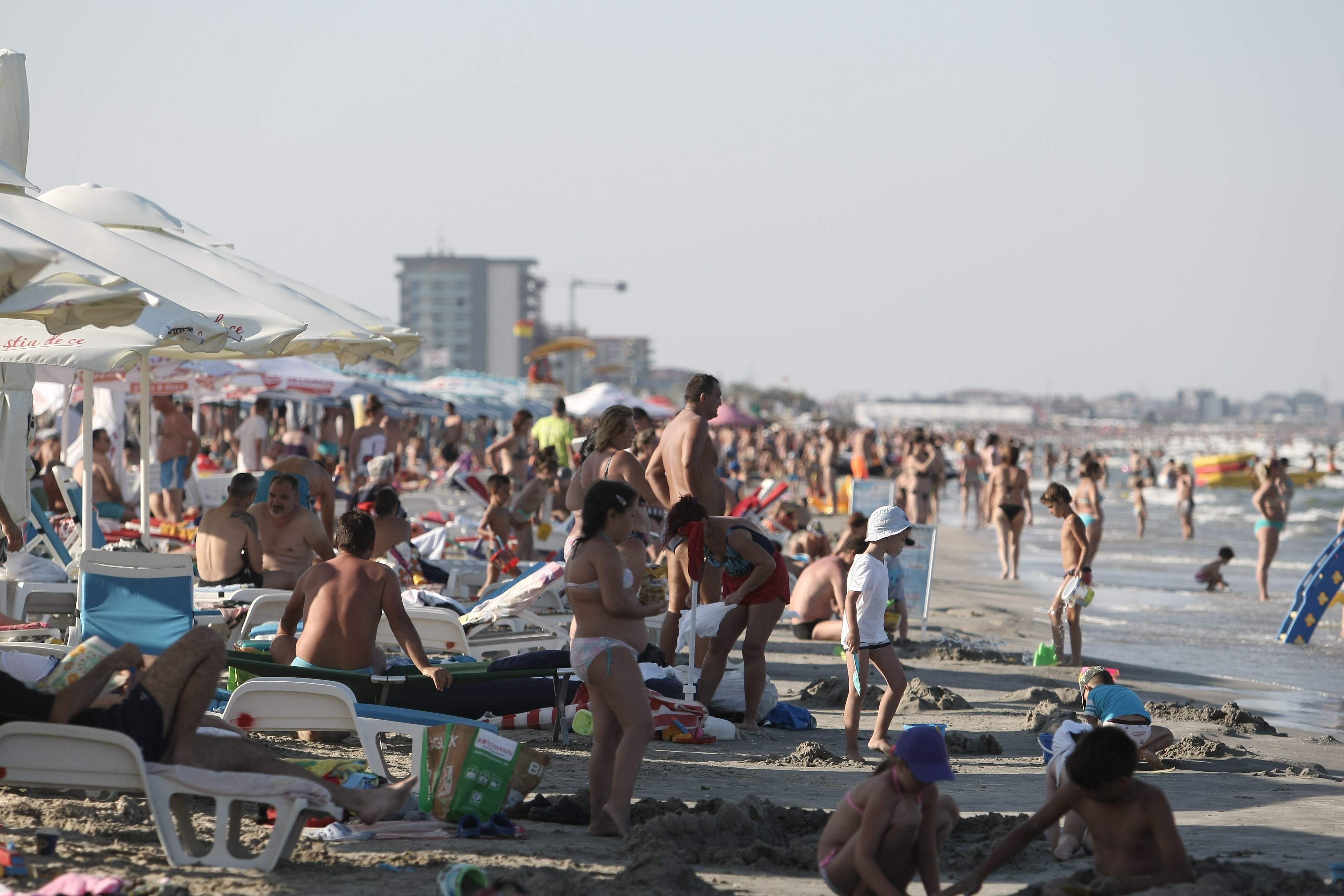 Dai un ban, da’ stai în față! Prețul șezlongurilor din Mamaia crește în funcție de... rând