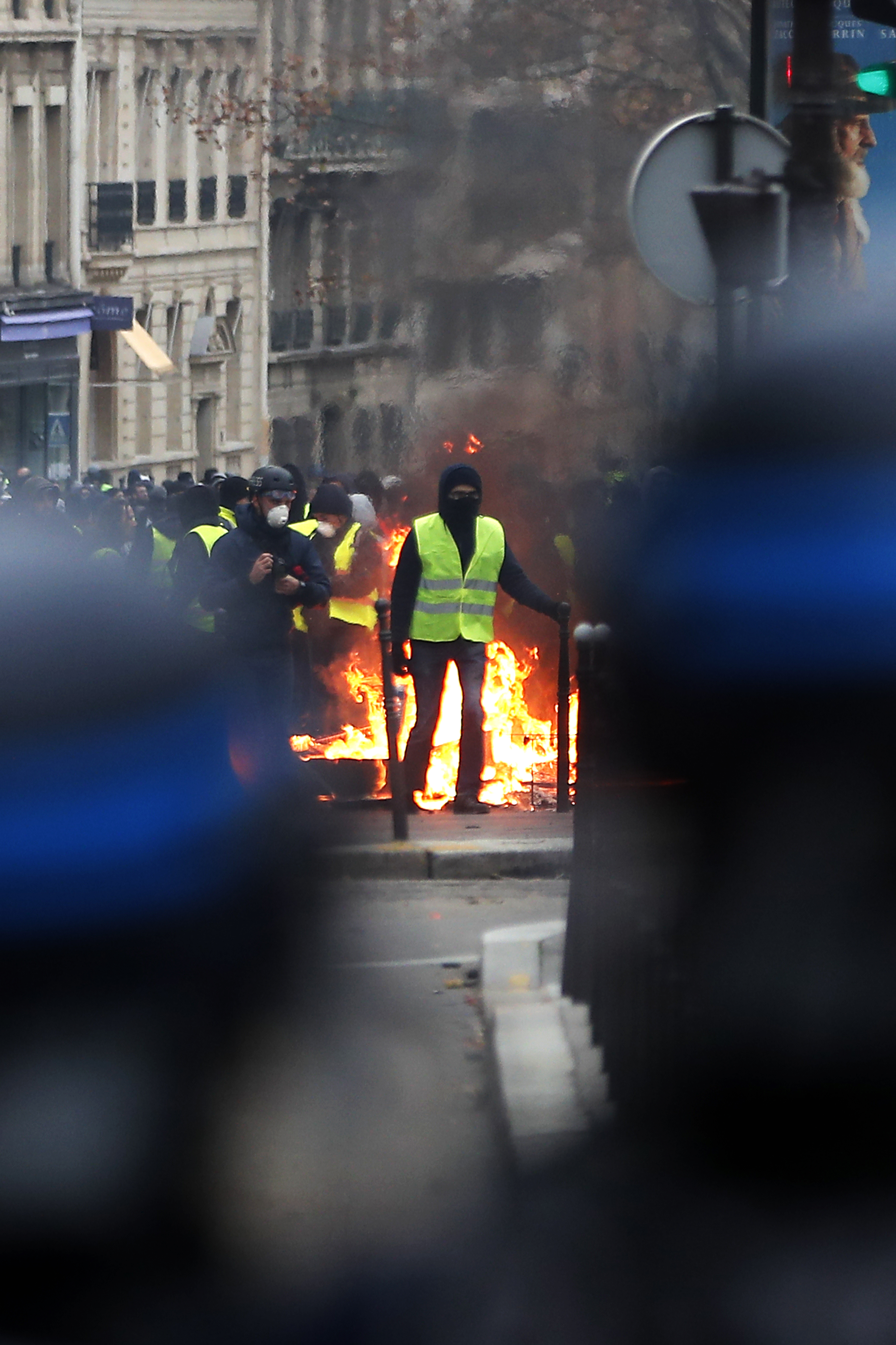 FOTO | Protestul "vestelor galbene" de la Paris în imagini. Cele mai impresionante fotografii surprinse în timpul violențelor din capitala Franței
