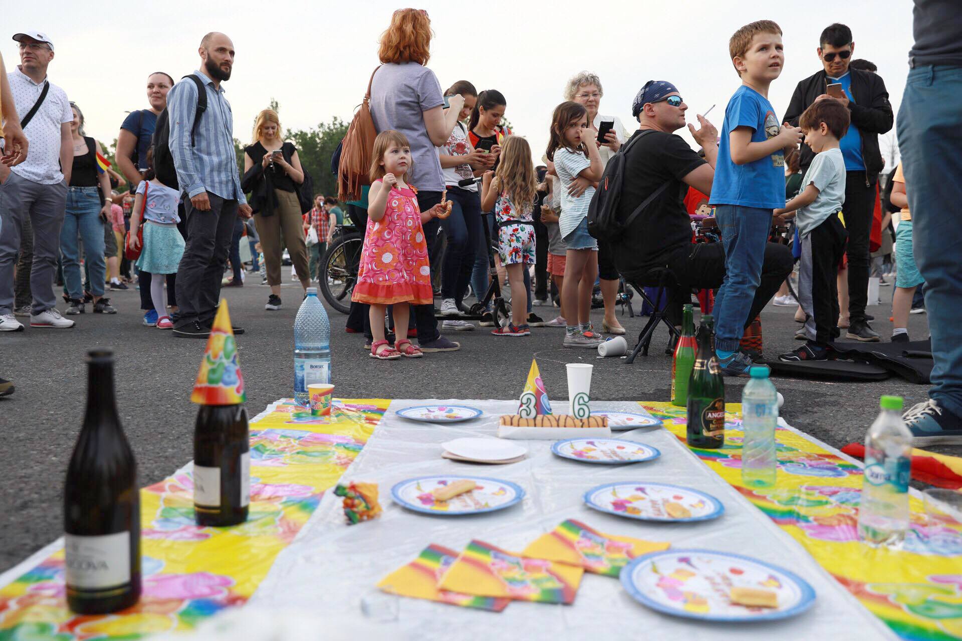 Manifestație în Piața Victoriei după alegerile europarlamentare. Sute de oameni sărbătoresc cu tort rezultatul votului / FOTO