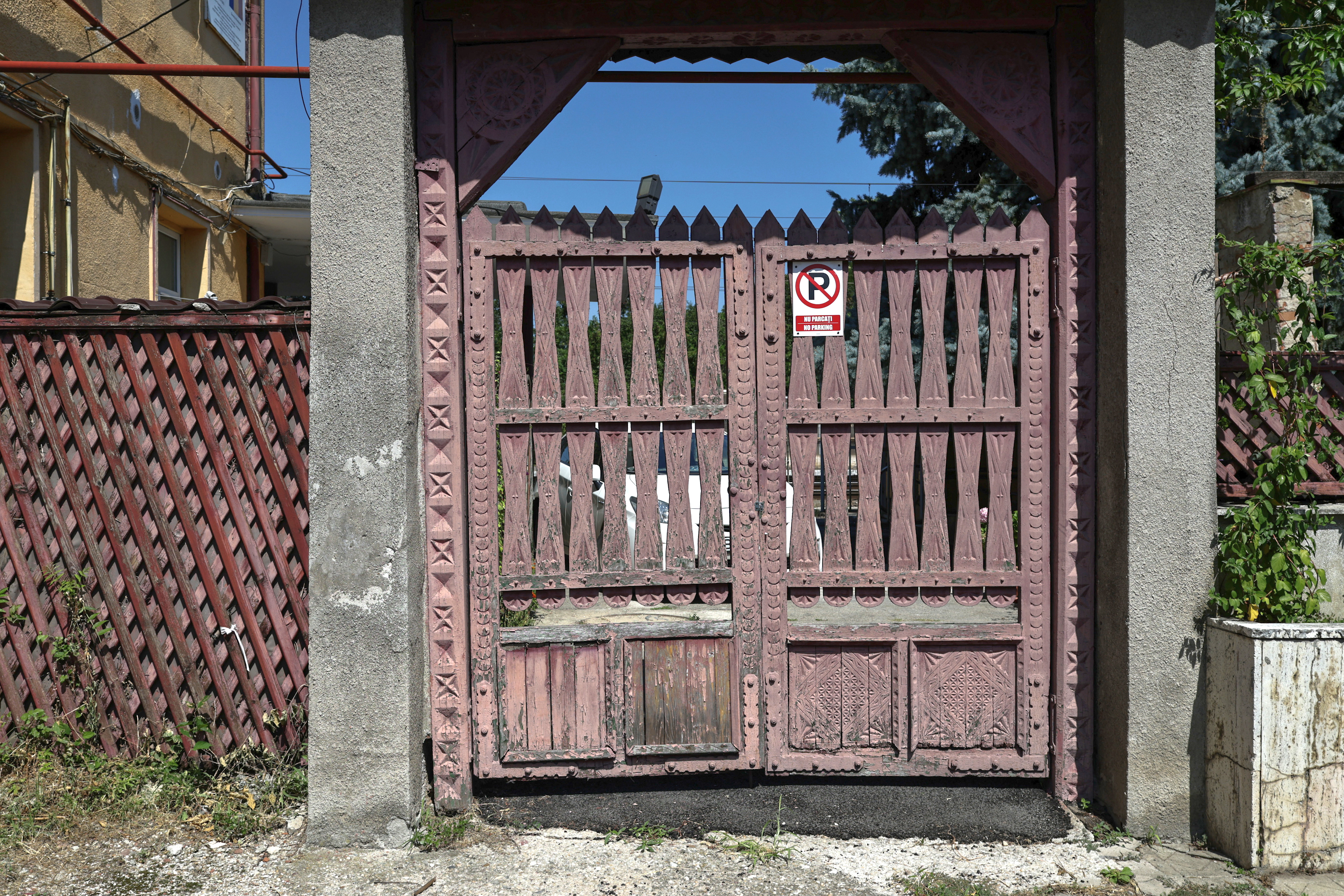 Între gloria regală și dezastrul de azi. Locul pe unde au trecut regii României a ajuns o haltă aproape pustie și distrusă de graffiti