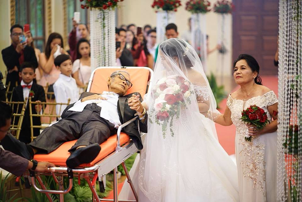 FOTO | Un tată bolnav de cancer în fază terminală și-a împlinit ultima dorință: Și-a condus fiica la altar