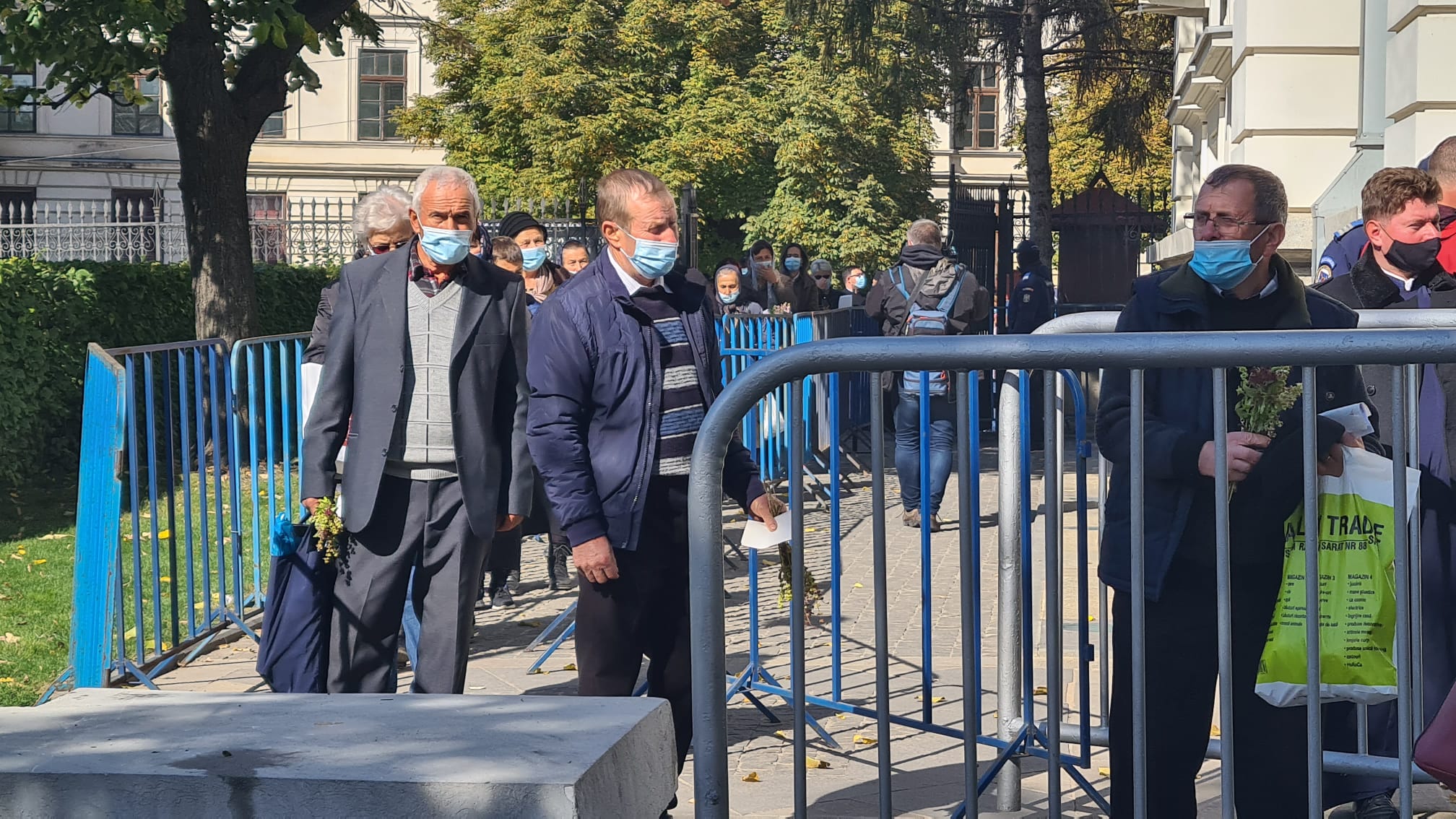 Un oraș, două realități: Coadă de ambulanțe cu pacienți COVID la spital, coadă de pelerini la Sf. Parascheva