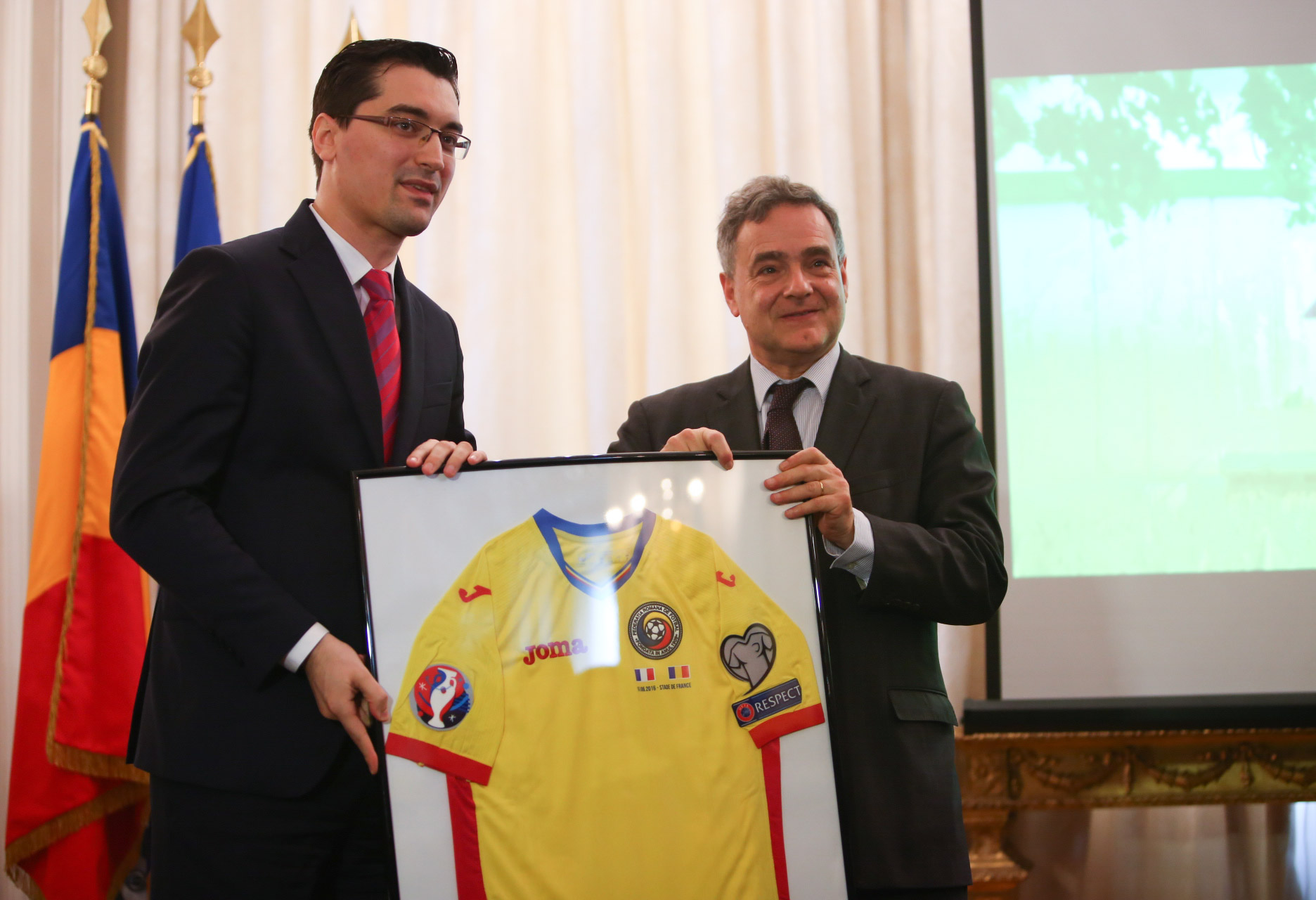 Fetele din naționala de fotbal, mărțișoare de la Ambasada Franței. Și dinamoviștii au onorat Ziua Femeii. ”Bizonașul” a făcut deliciul zilei/ FOTO