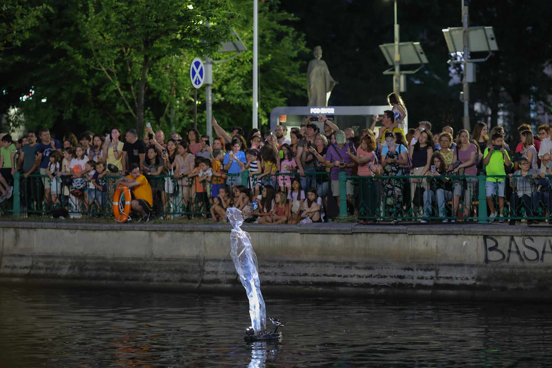 Teatru pe apă. Imagini de la spectacolul inedit desfășurat în București pe râul Dâmbovița