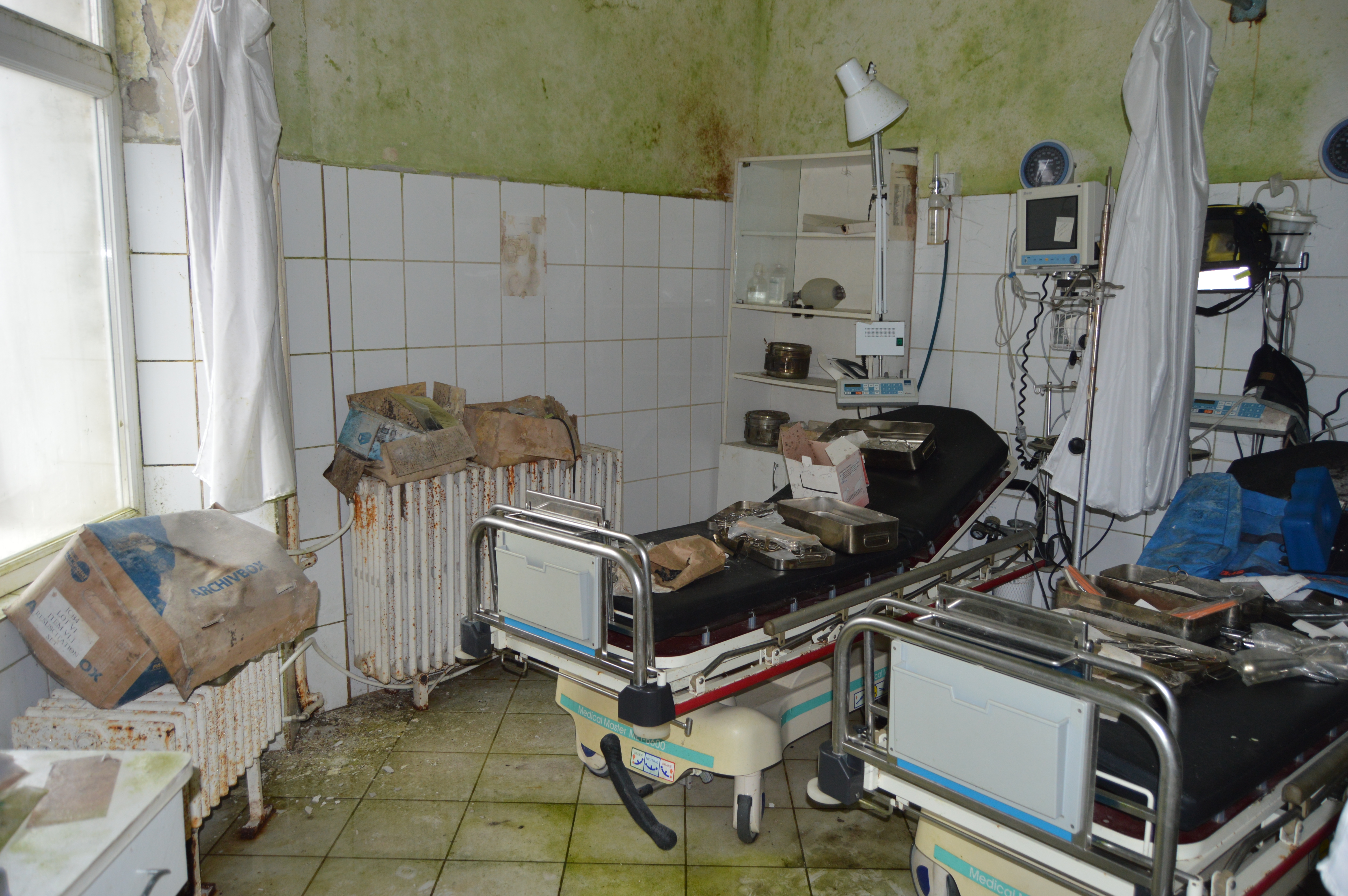 FOTOREPORTAJ/ Bombă biologică în spitalul din Negrești, închis de Guvernul Boc: pereți, instrumentar și paturi mucegăite