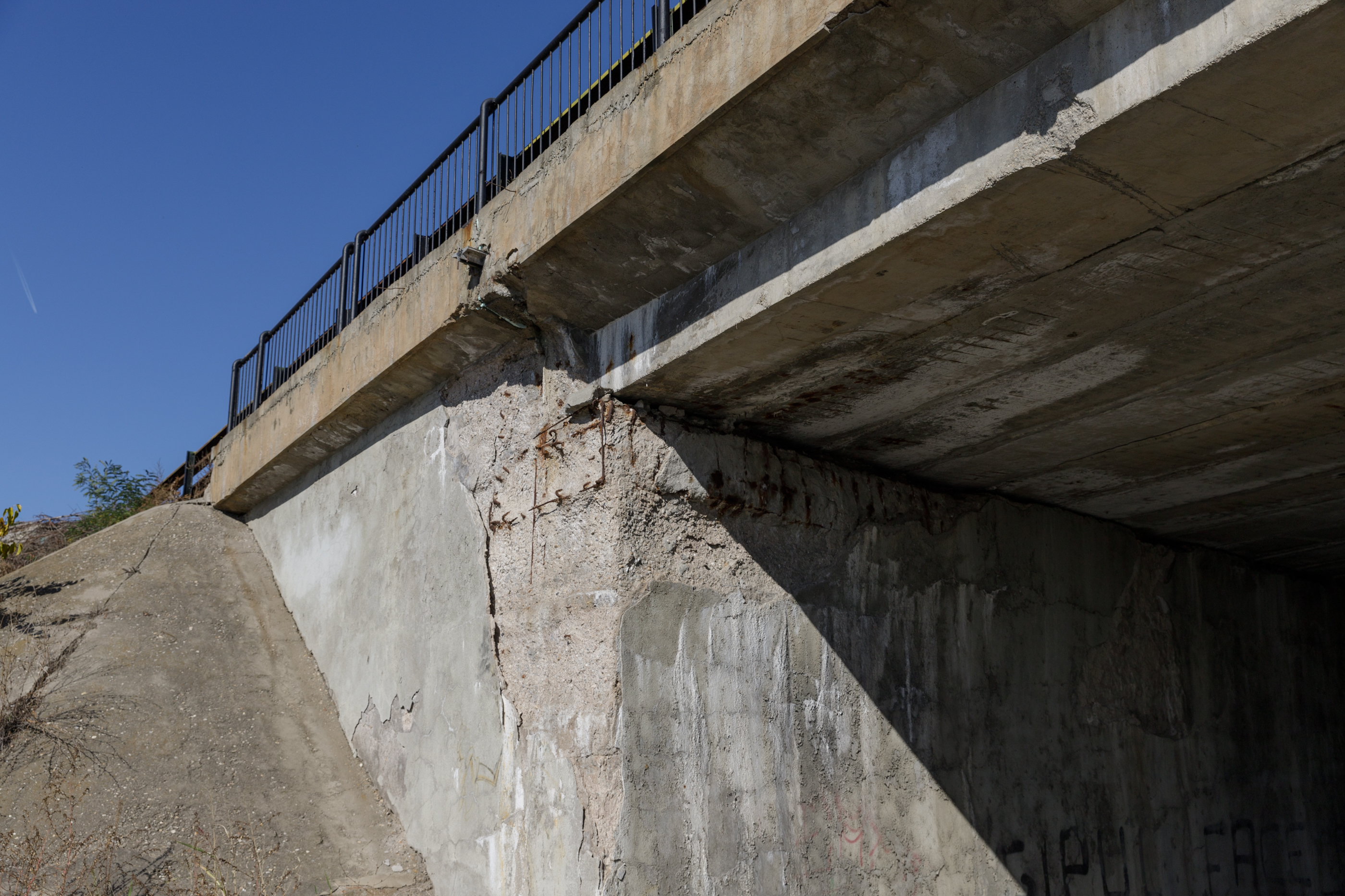 Podul de pe autostrada A1 peste care trec zilnic 40.000 de mașini arată rău: pământ surpat, structură metalică ruginită. „Necesită reabilitare, înlocuirea unor elemente”