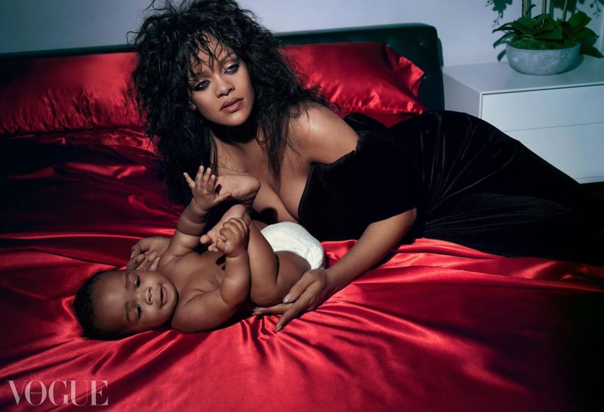 Rihanna a născut în secret. Prima imagine cu fetița și ce nume inedit i-a ales