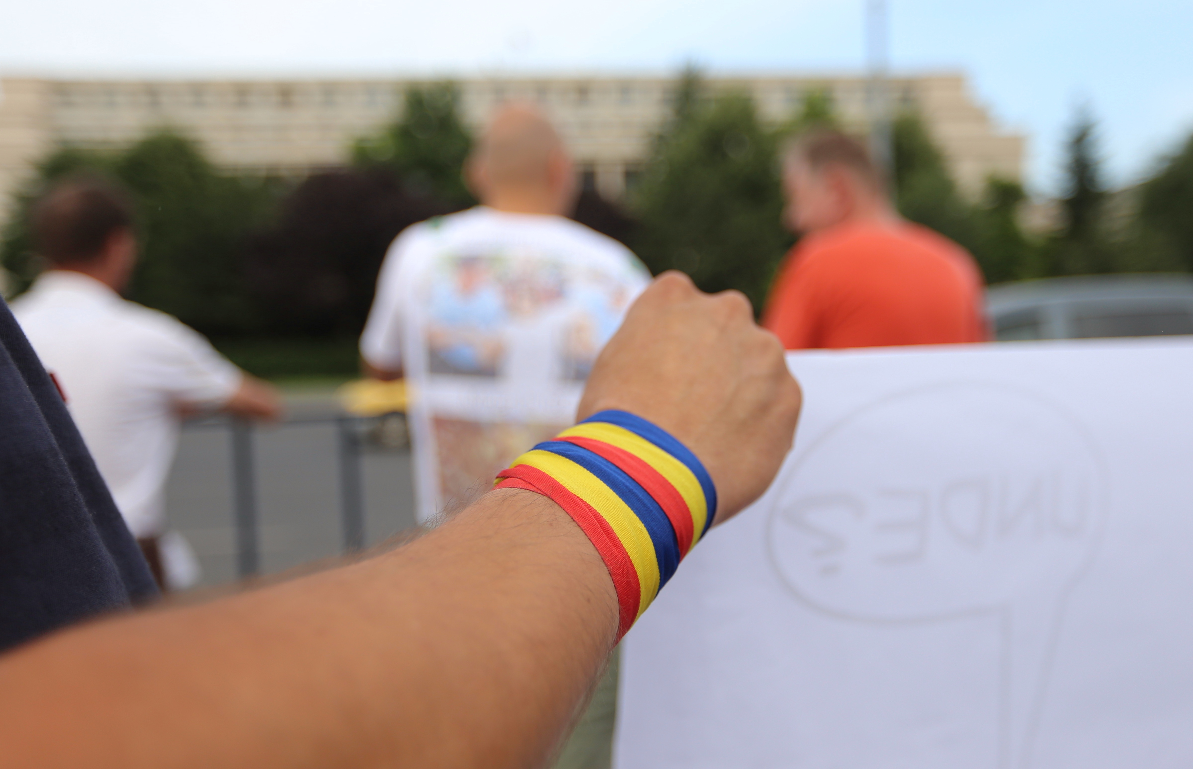 UPDATE | Marş de protest în Bucureşti. „Împreună salvăm ţară de corupţi!”. Câteva sute de oameni au strigat în ploaie: ”Nu cedăm!”
