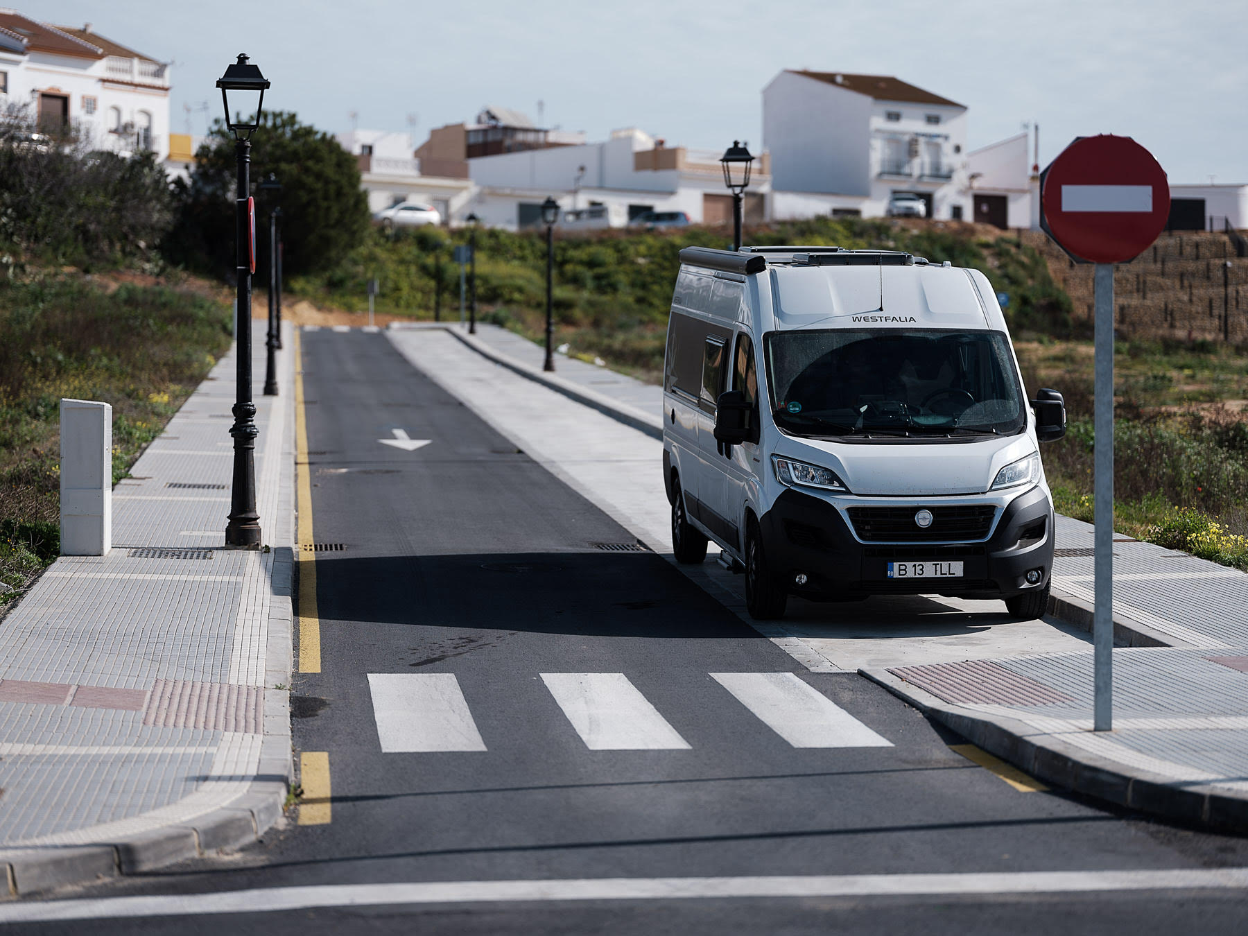 Izolați în autorulotă: Ce fac cei doi jurnaliști români care călătoresc cu duba prin Europa după ce țările și-au închis granițele și au oprit circulația?