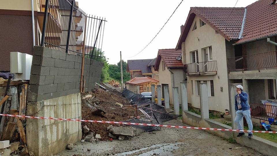 Alunecare de teren în Sibiu. Locatarii unui bloc au fost mutați, după ce pământul a luat-o la vale