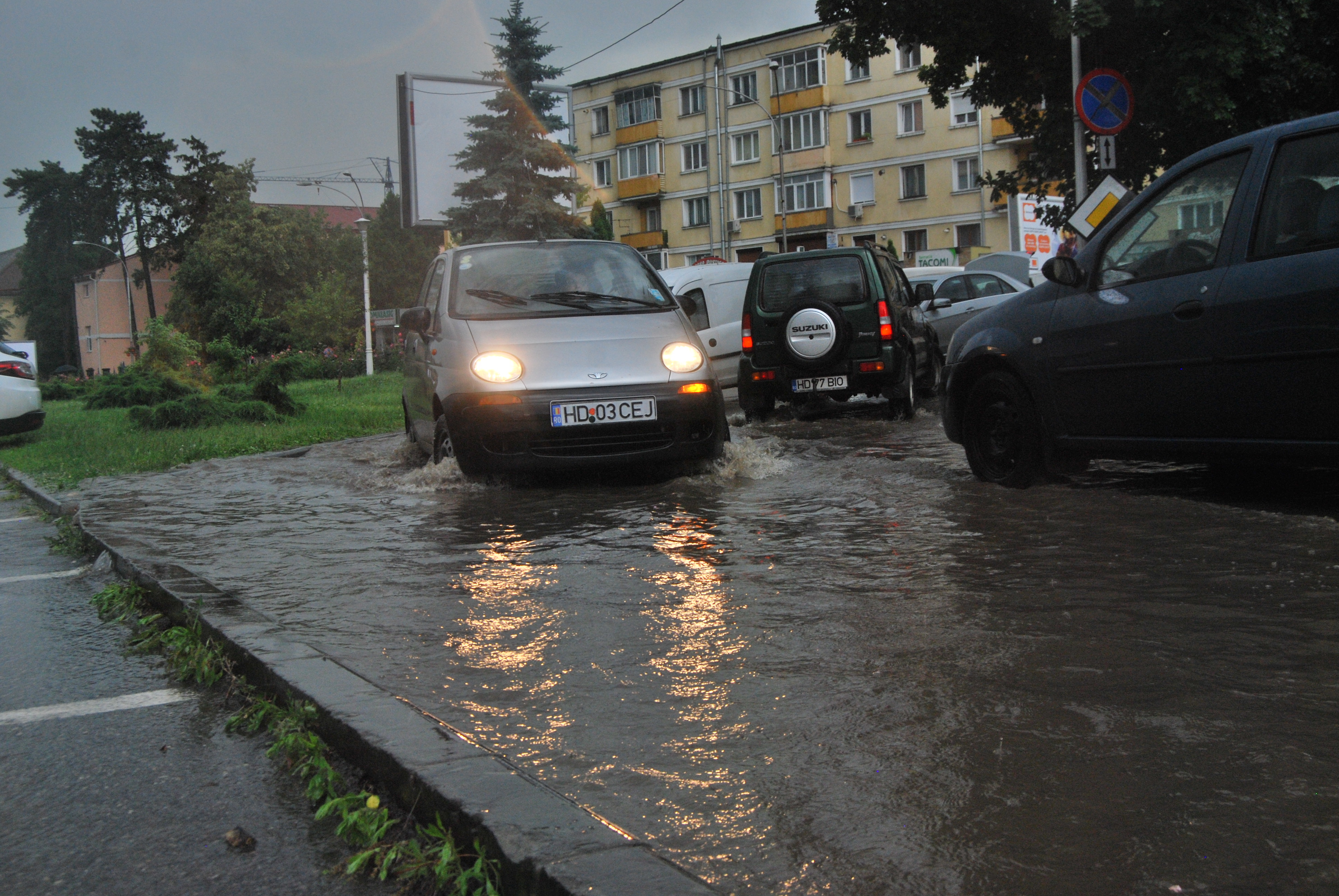 Ploile au făcut ravagii în țară! Mașini luate de viitură și zeci de gospodării inundate FOTO