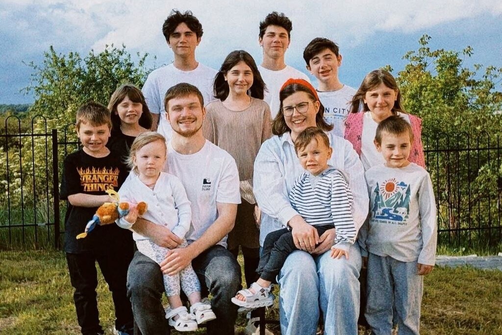 La 23 de ani, au 10 copii. Povestea emoționantă a unei tinere familii care a adoptat 9 micuți dintr-un orfelinat, în Ucraina: „I-am născut cu inima”