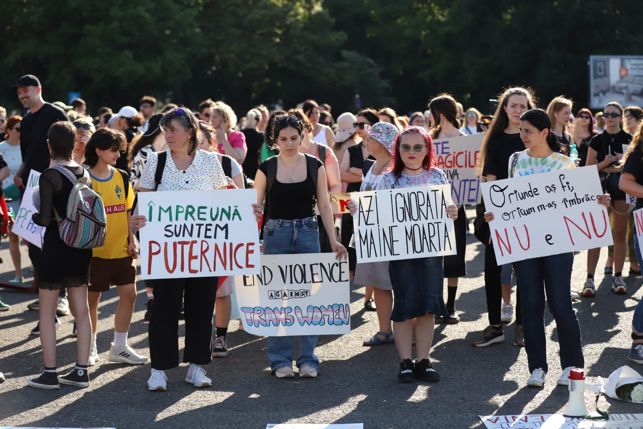 Miting de solidaritate cu femeile victime ale abuzului, în faţa Guvernului, după uciderea Teodorei Marcu. Peste 3.000 de persoane la protest
