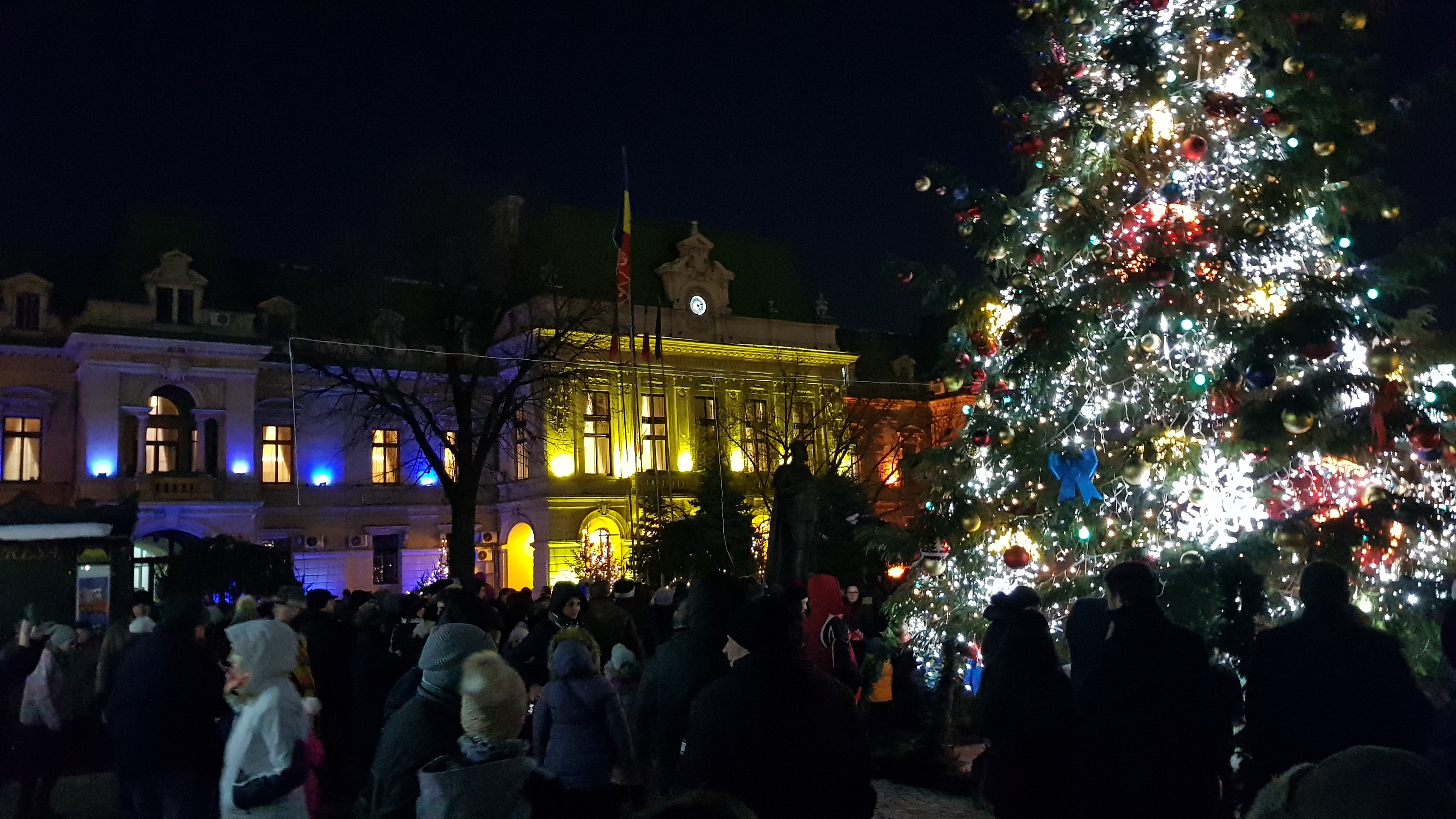 VIDEO&FOTO/ Sute de mii de luminițe multicolore s-au aprins în Iași. S-au deschis și cele două târguri de Crăciun