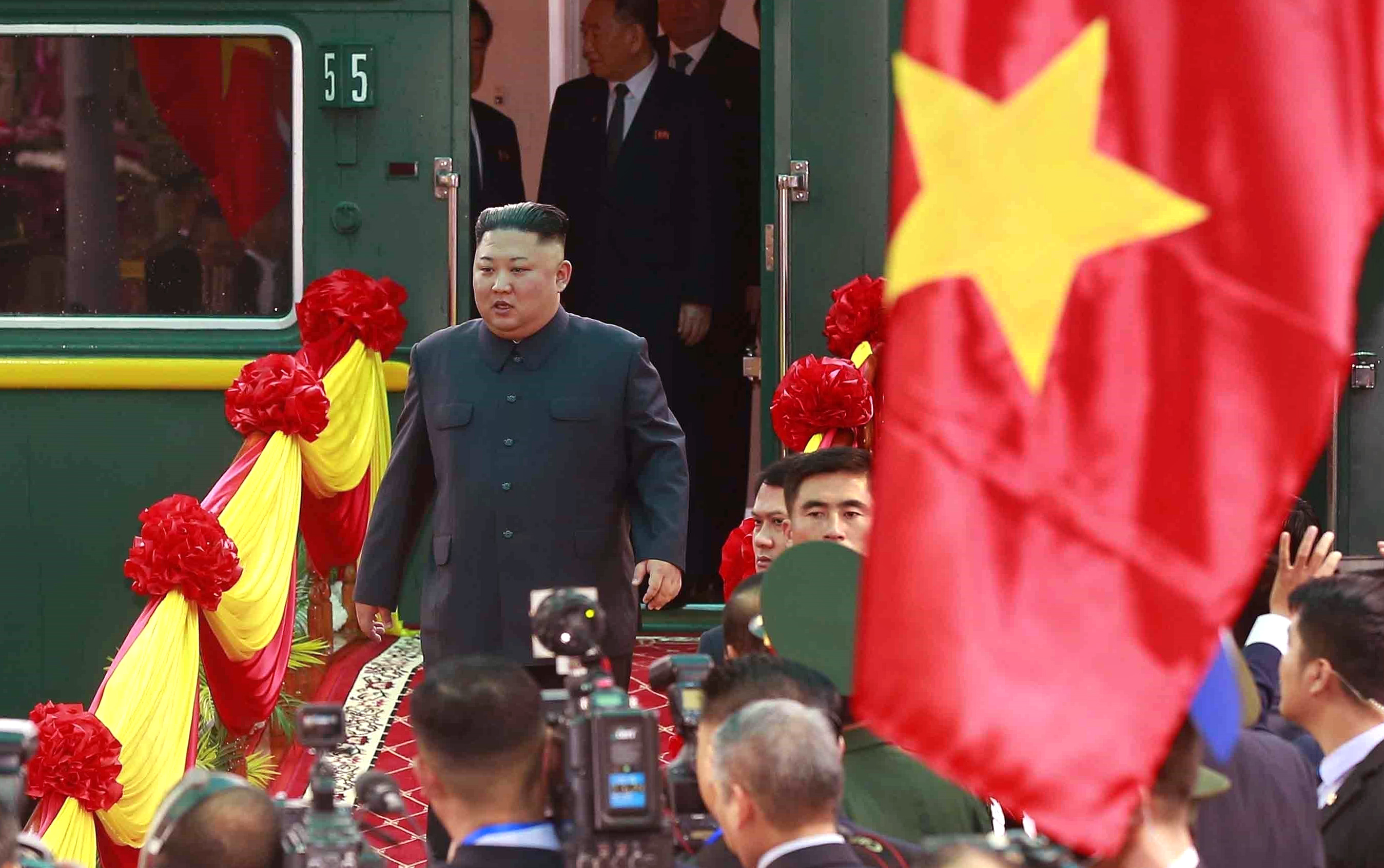 FOTO | Kim Jong-Un a ajuns în Vietnam, pentru summitul dintre Statele Unite şi Coreea de Nord. Liderul nord-coreean, întâmpinat cu covor roșu