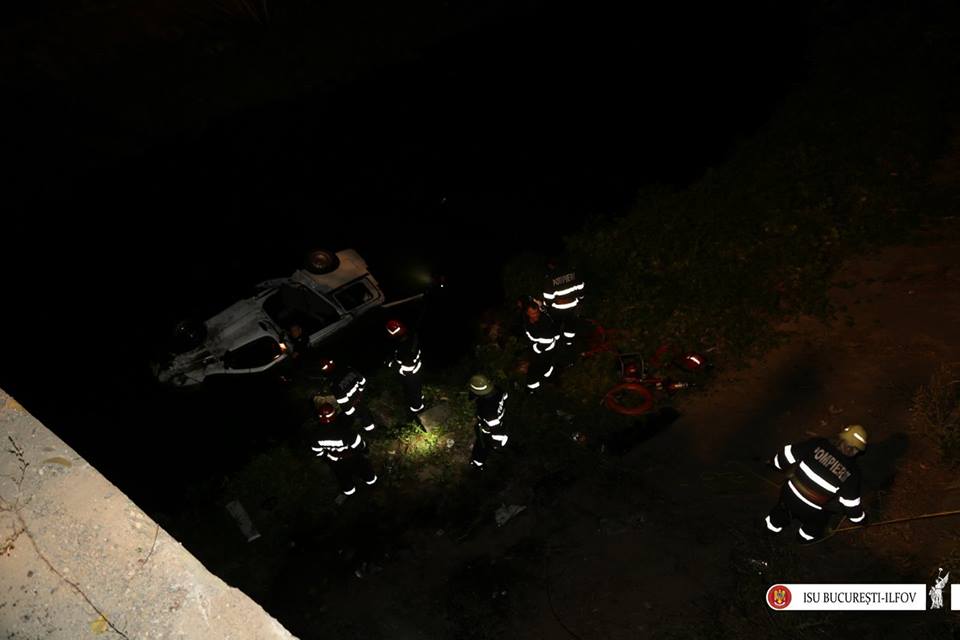 Trei oameni, între care un copil, morți într-un microbuz căzut în Dâmbovița