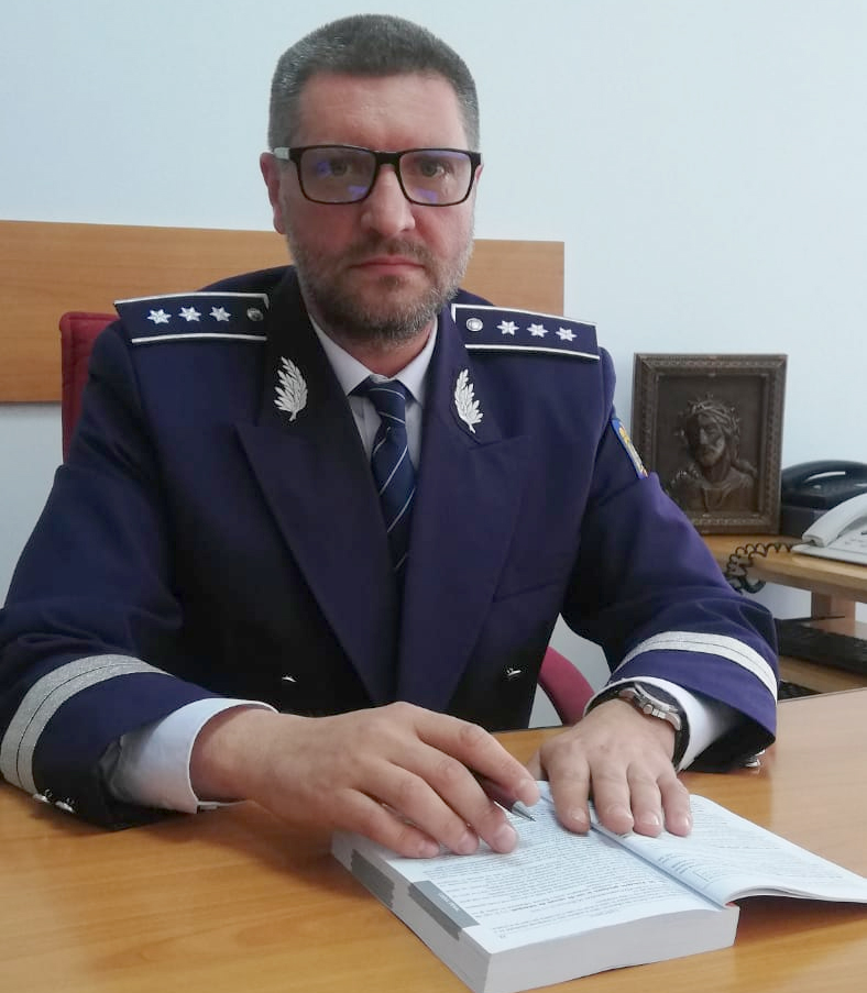 E șef de poliție și sculptează icoane. Nu cere bani pentru lucrările lui, le dăruiește colegilor de serviciu