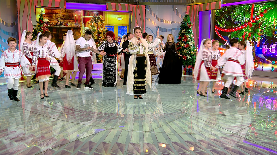 Steliana Sima, Emilia Ghinescu, Elena Merișoreanu, Nicoleta Voica petrec în ultima zi a anului, la "Acces Direct" | FOTO