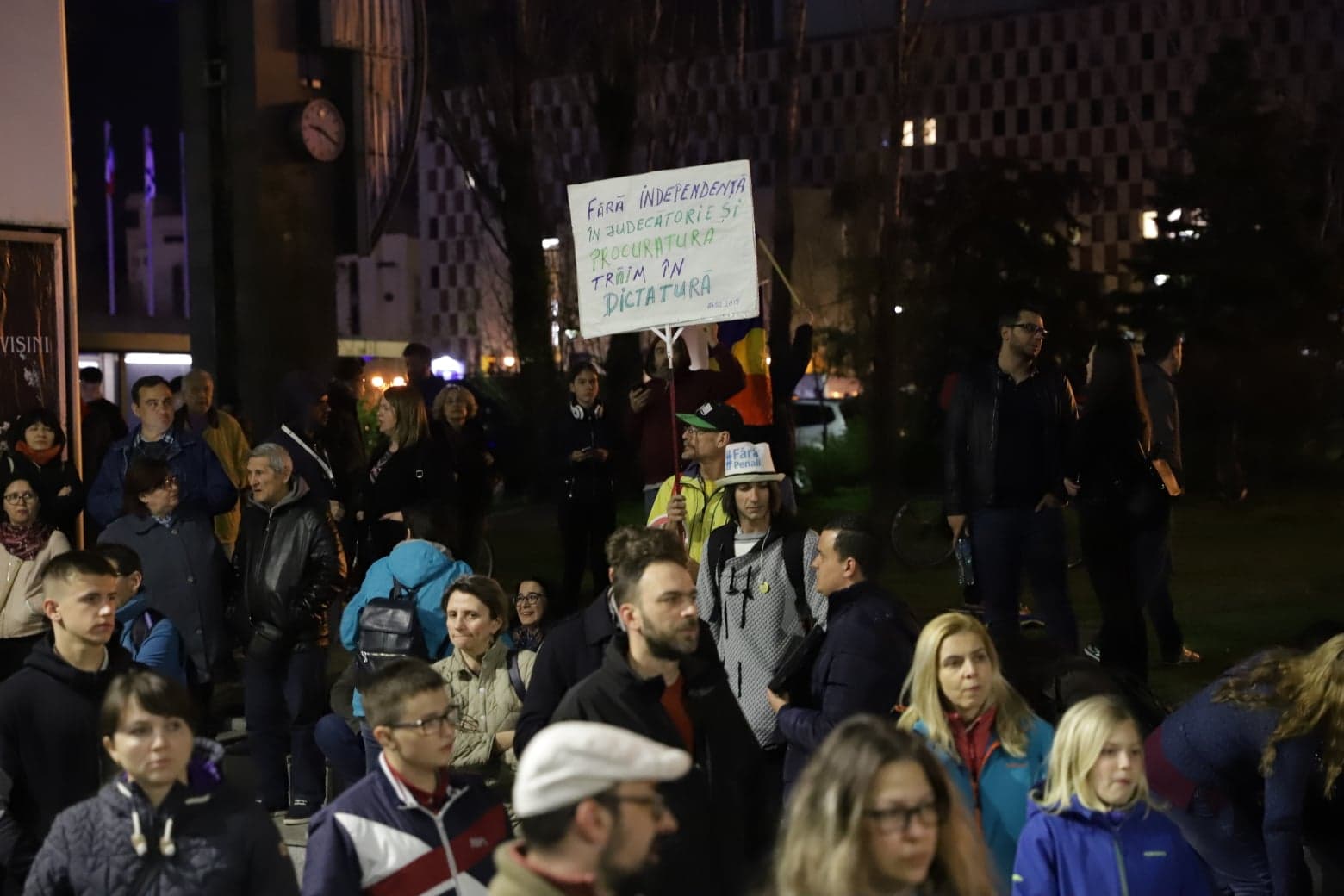 FOTO&VIDEO/ Sute de oameni au protestat sâmbătă seară în Piața Universității. Tudor Chirilă și regizorul Stere Gulea, printre protestatari