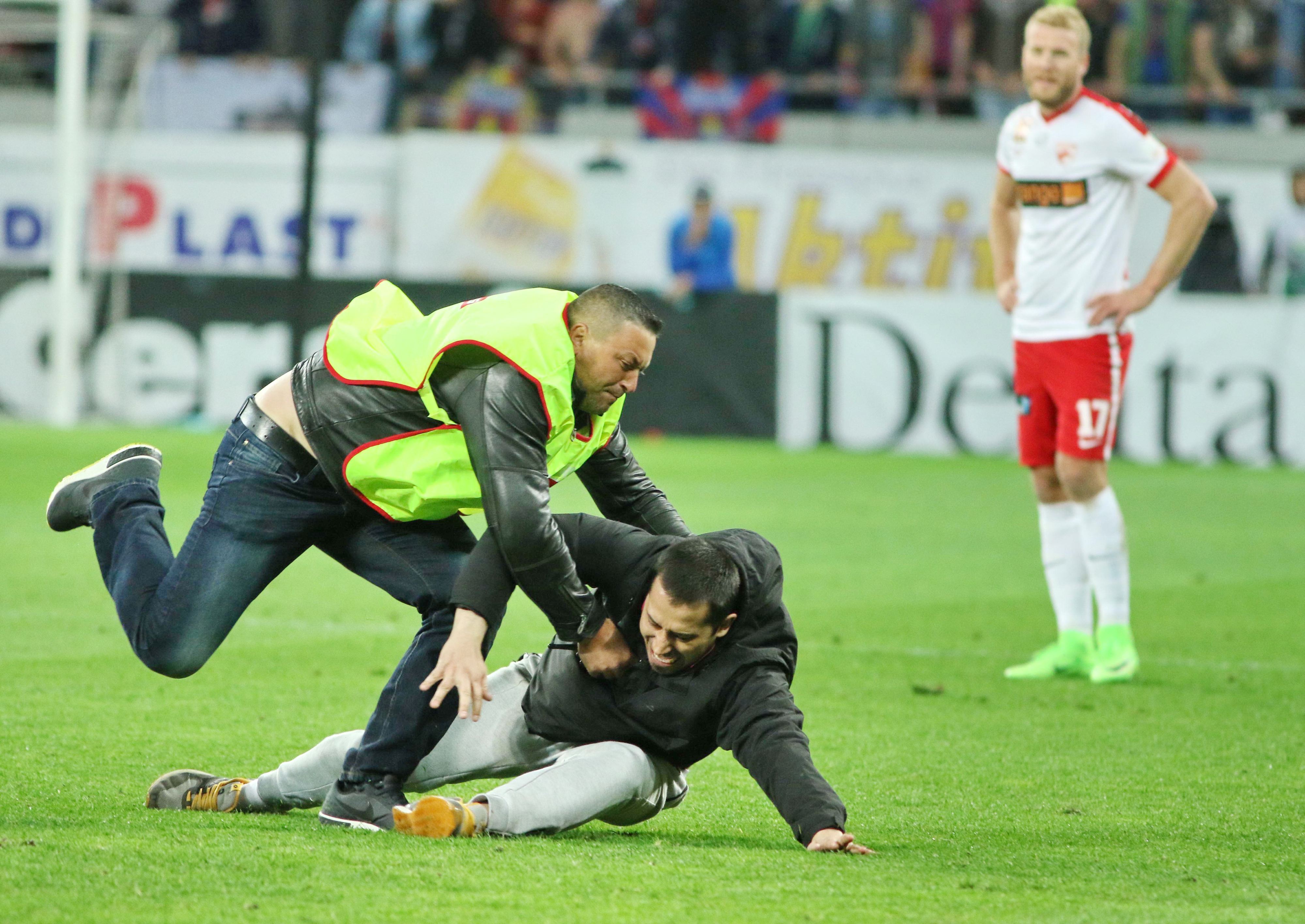 Pedeapsa primită de șeful galeriei dinamoviste după ce a intrat pe gazon la Derby de România | FOTO