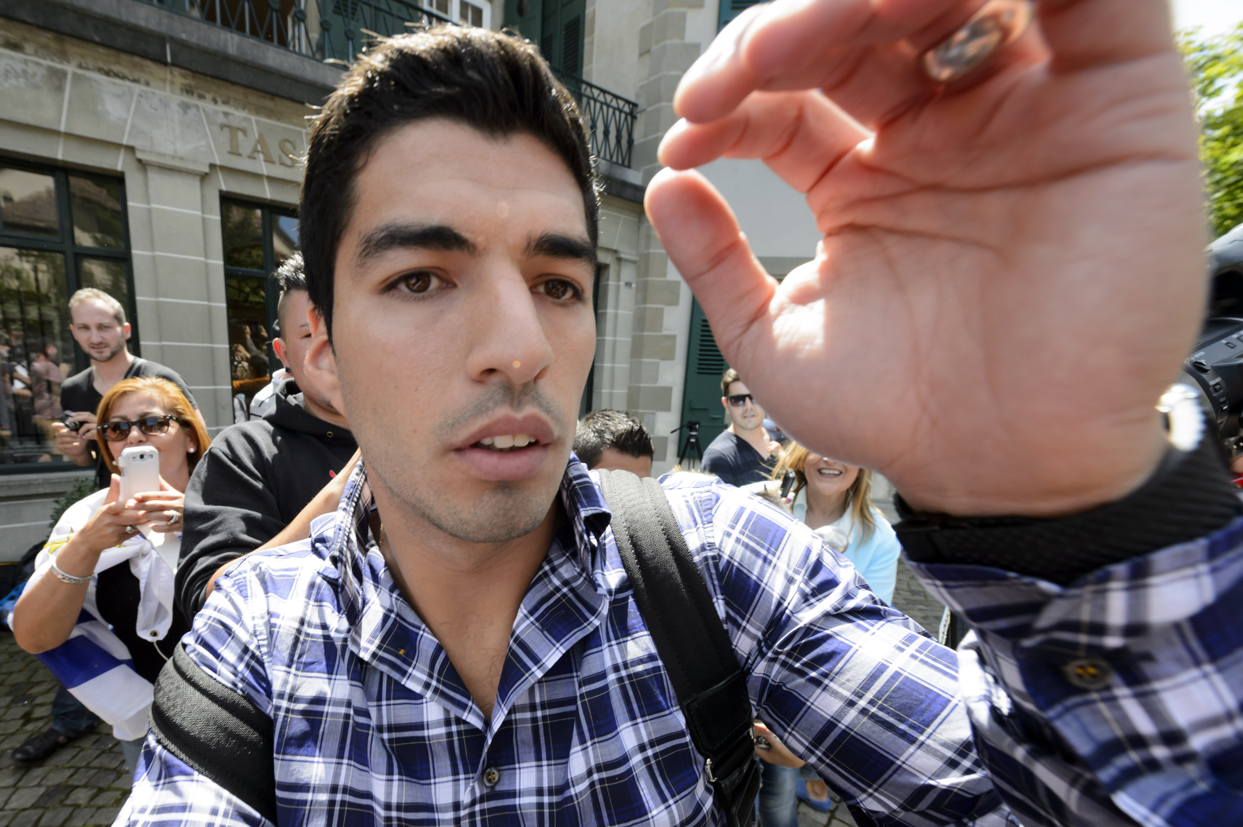 GALERIE FOTO / Luis Suarez provocat să muşte din nou, un fan i-a băgat mâna în gură